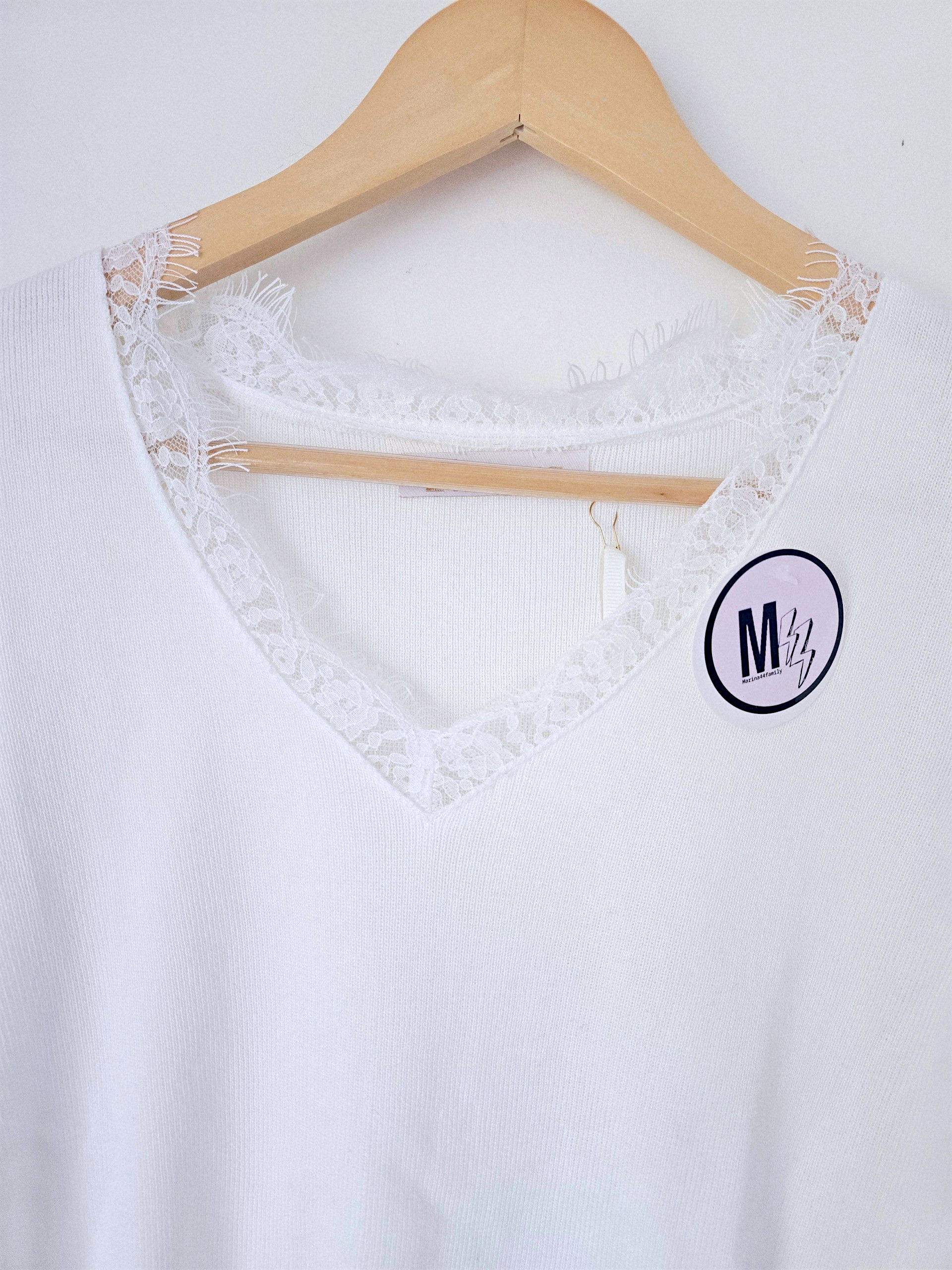Pull blanc avec dentelle - 𝐌𝐚𝐫𝐢𝐧𝐚𝟒𝟒𝐟𝐚𝐦𝐢𝐥𝐲