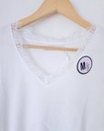 Pull blanc avec dentelle - 𝐌𝐚𝐫𝐢𝐧𝐚𝟒𝟒𝐟𝐚𝐦𝐢𝐥𝐲