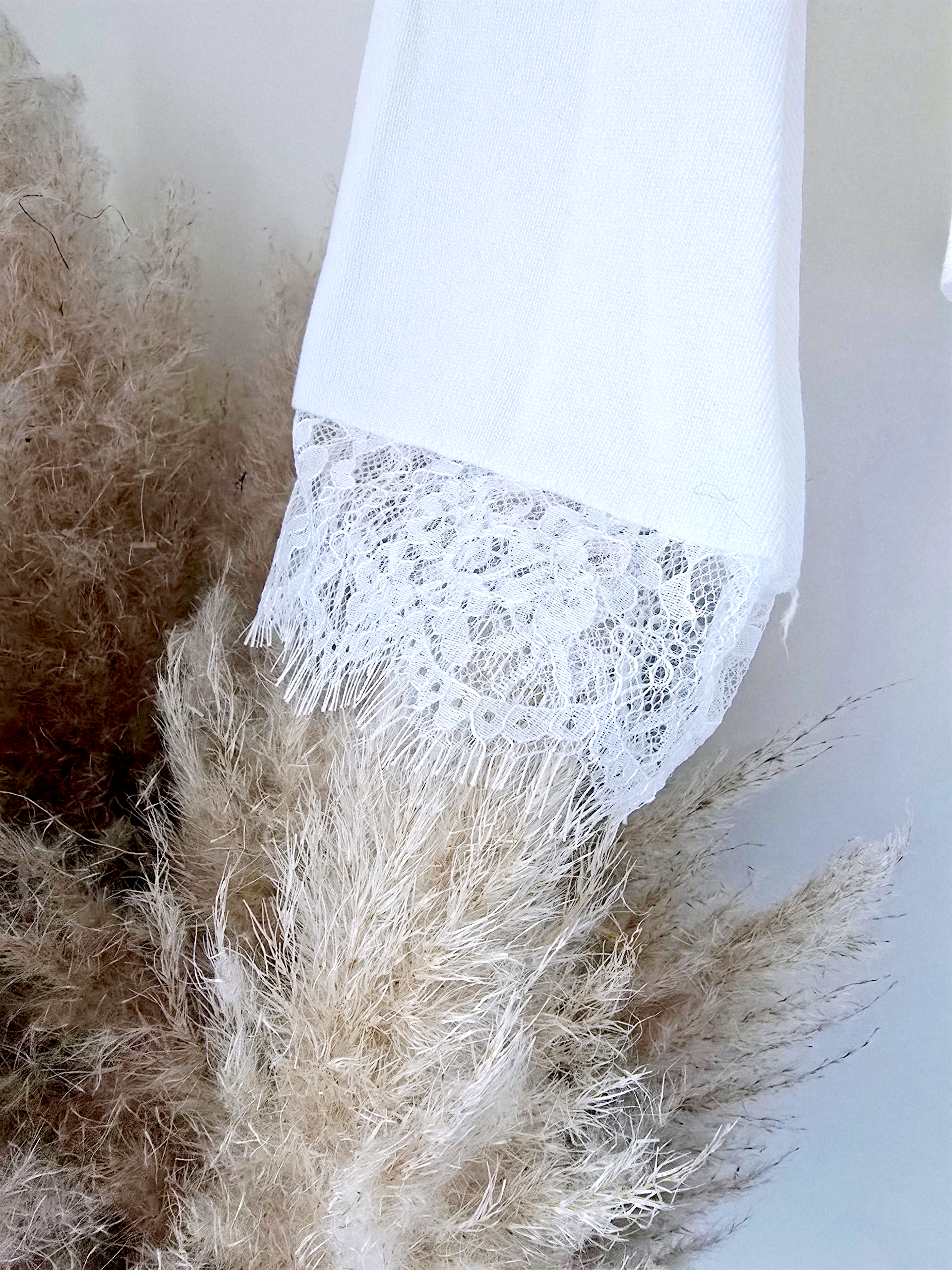 Pull blanc avec dentelle - 𝐌𝐚𝐫𝐢𝐧𝐚𝟒𝟒𝐟𝐚𝐦𝐢𝐥𝐲