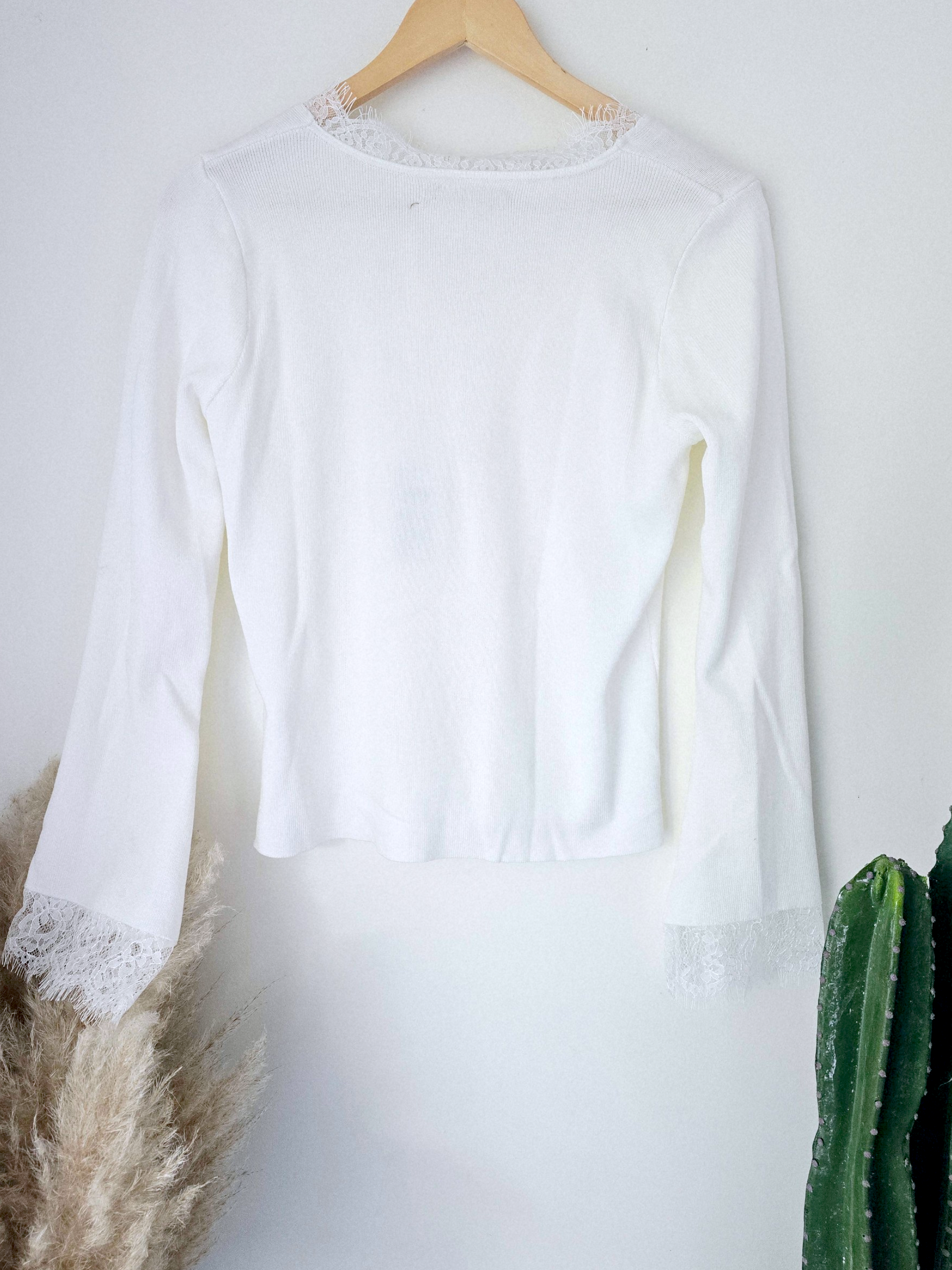 Pull blanc avec dentelle - 𝐌𝐚𝐫𝐢𝐧𝐚𝟒𝟒𝐟𝐚𝐦𝐢𝐥𝐲