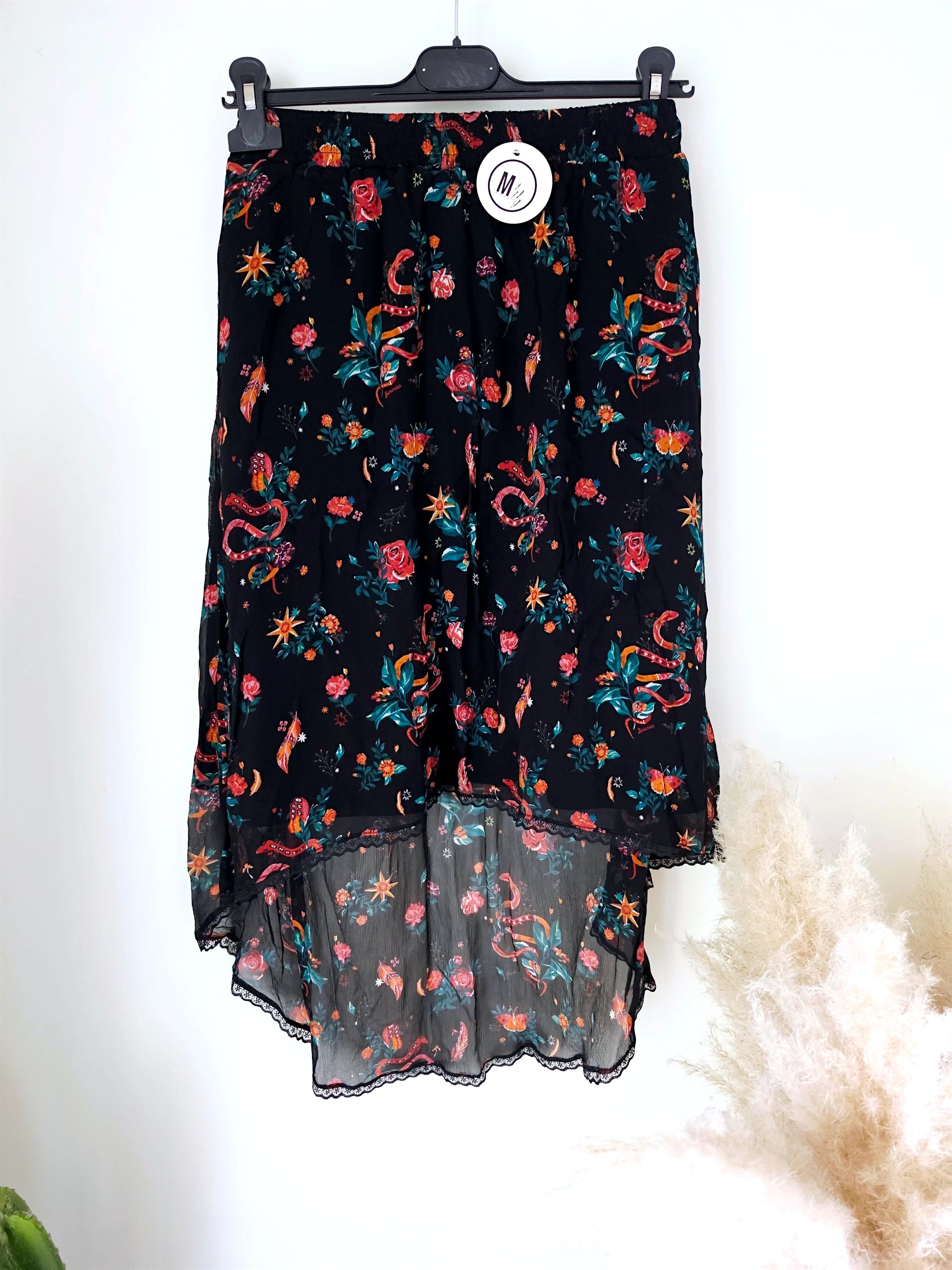 Jupe asymétrique noire à imprimé fleuri