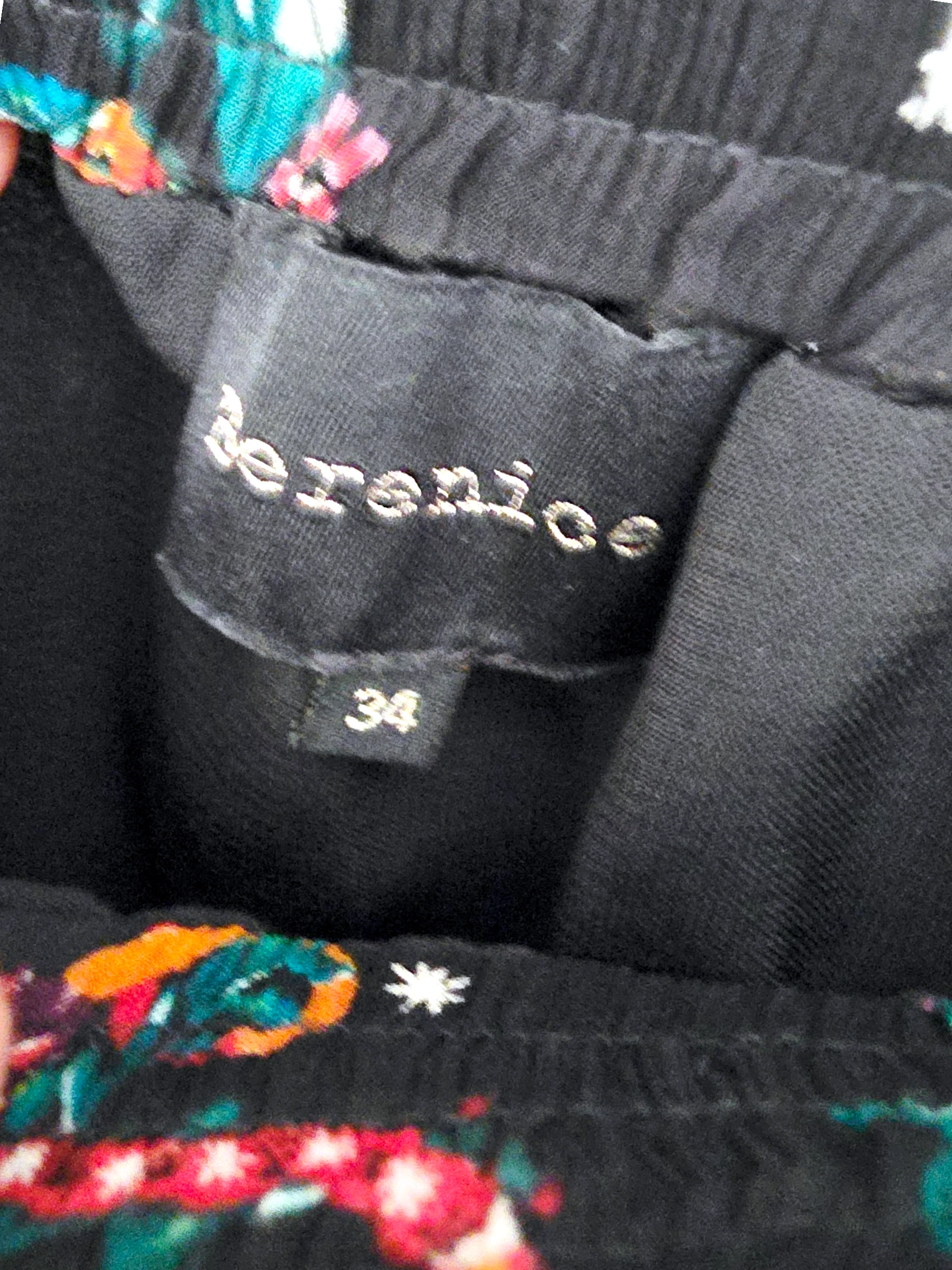 Jupe asymétrique noire à imprimé fleuri