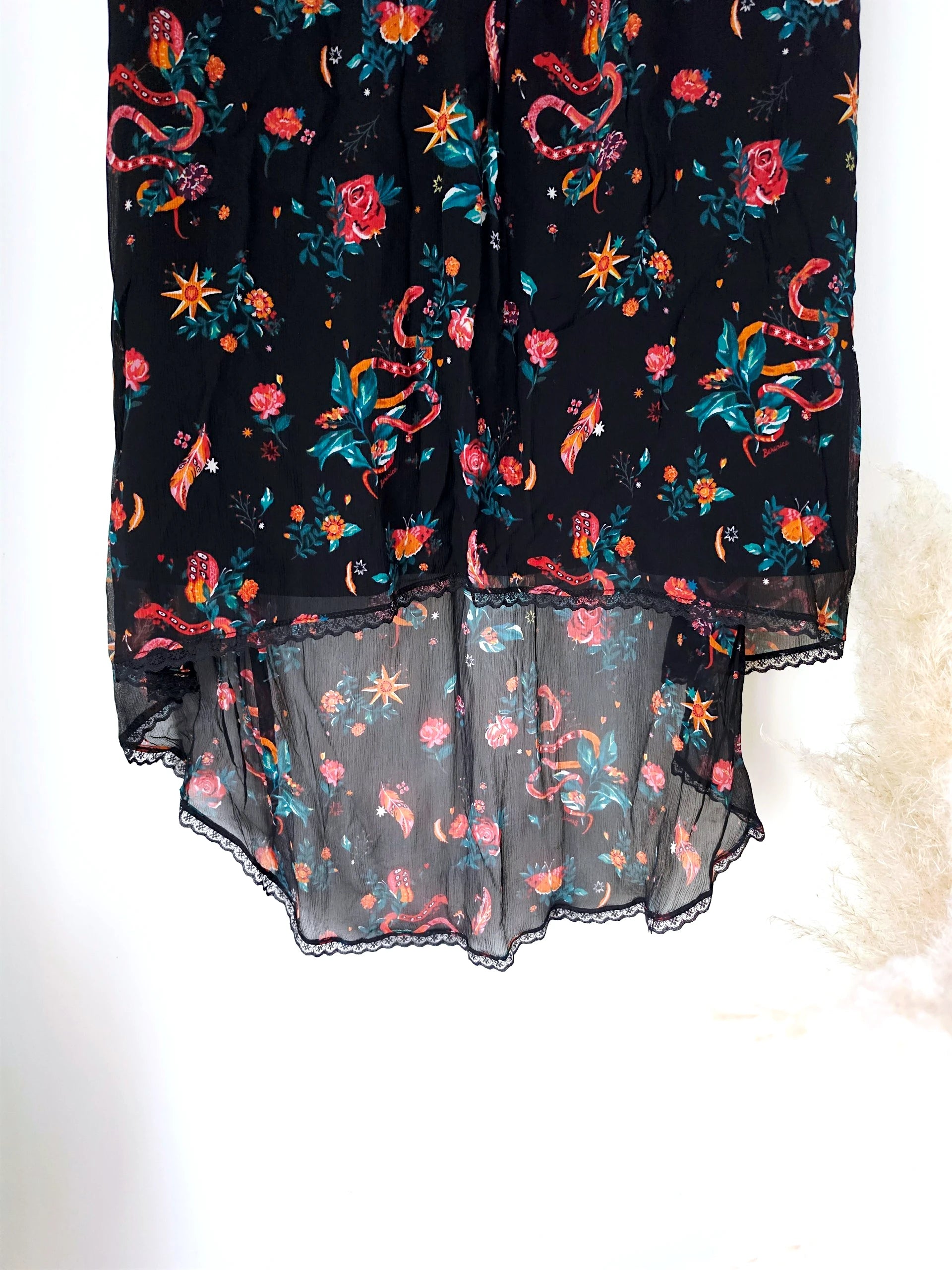 Jupe asymétrique noire à imprimé fleuri