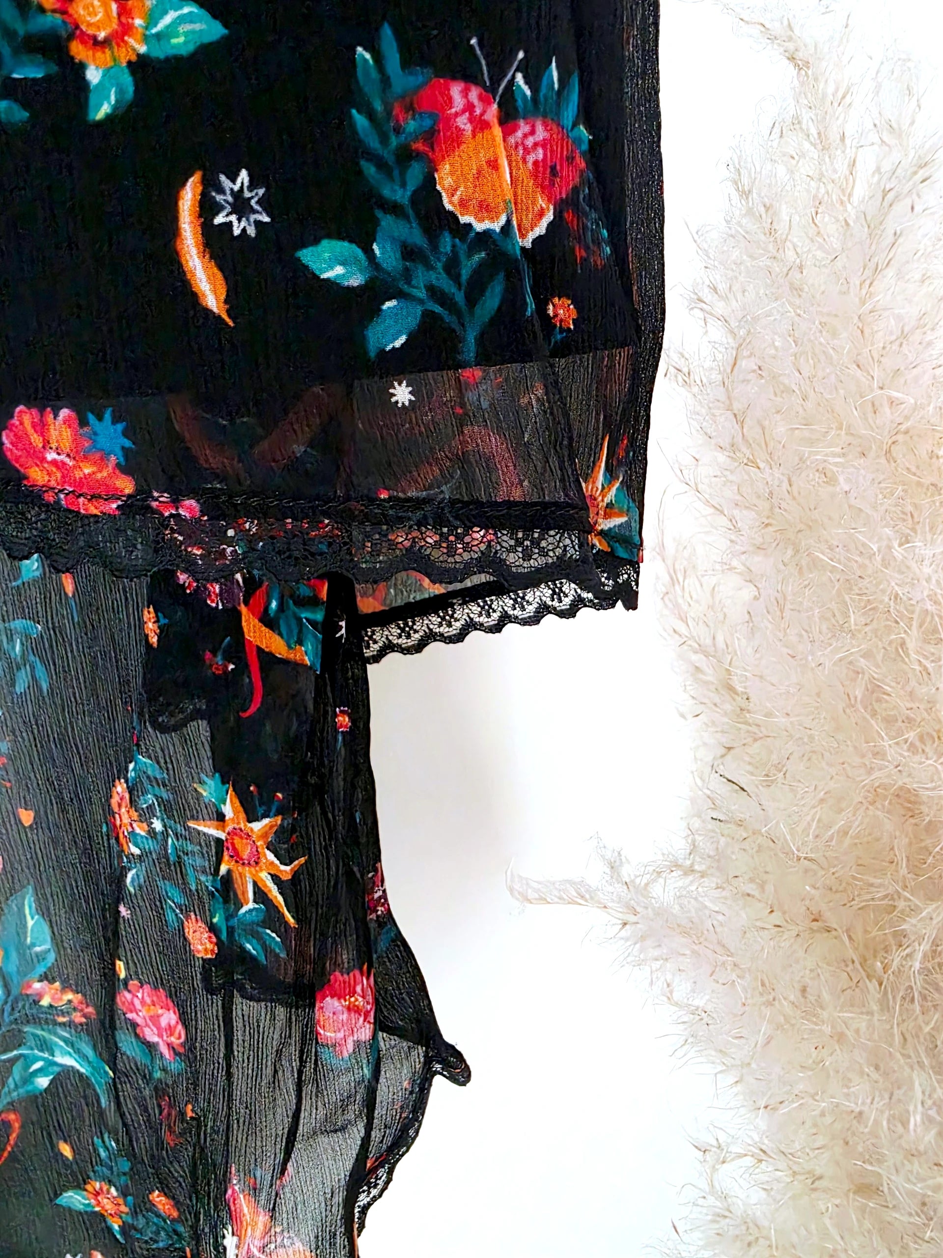 Jupe asymétrique noire à imprimé fleuri