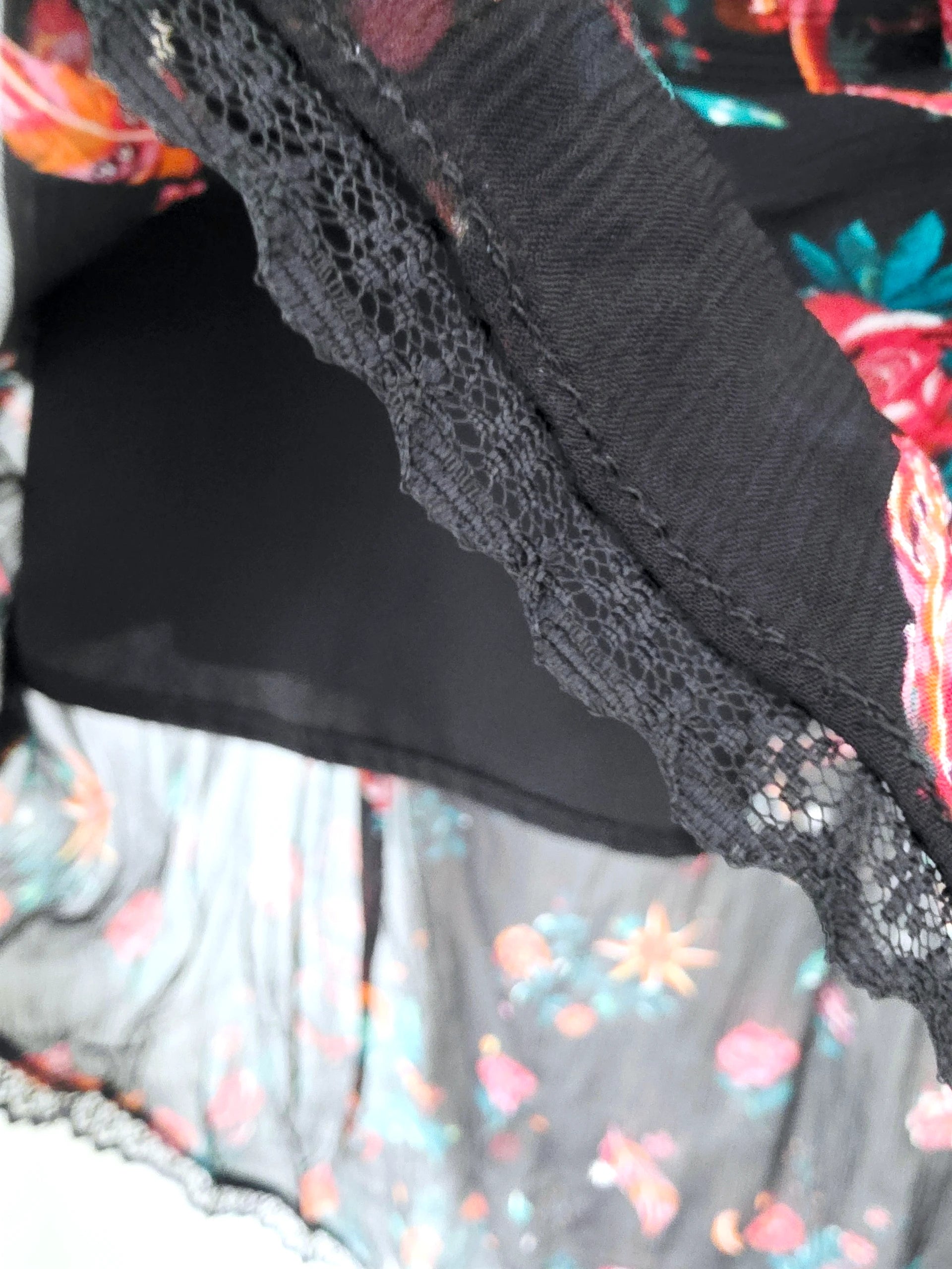 Jupe asymétrique noire à imprimé fleuri
