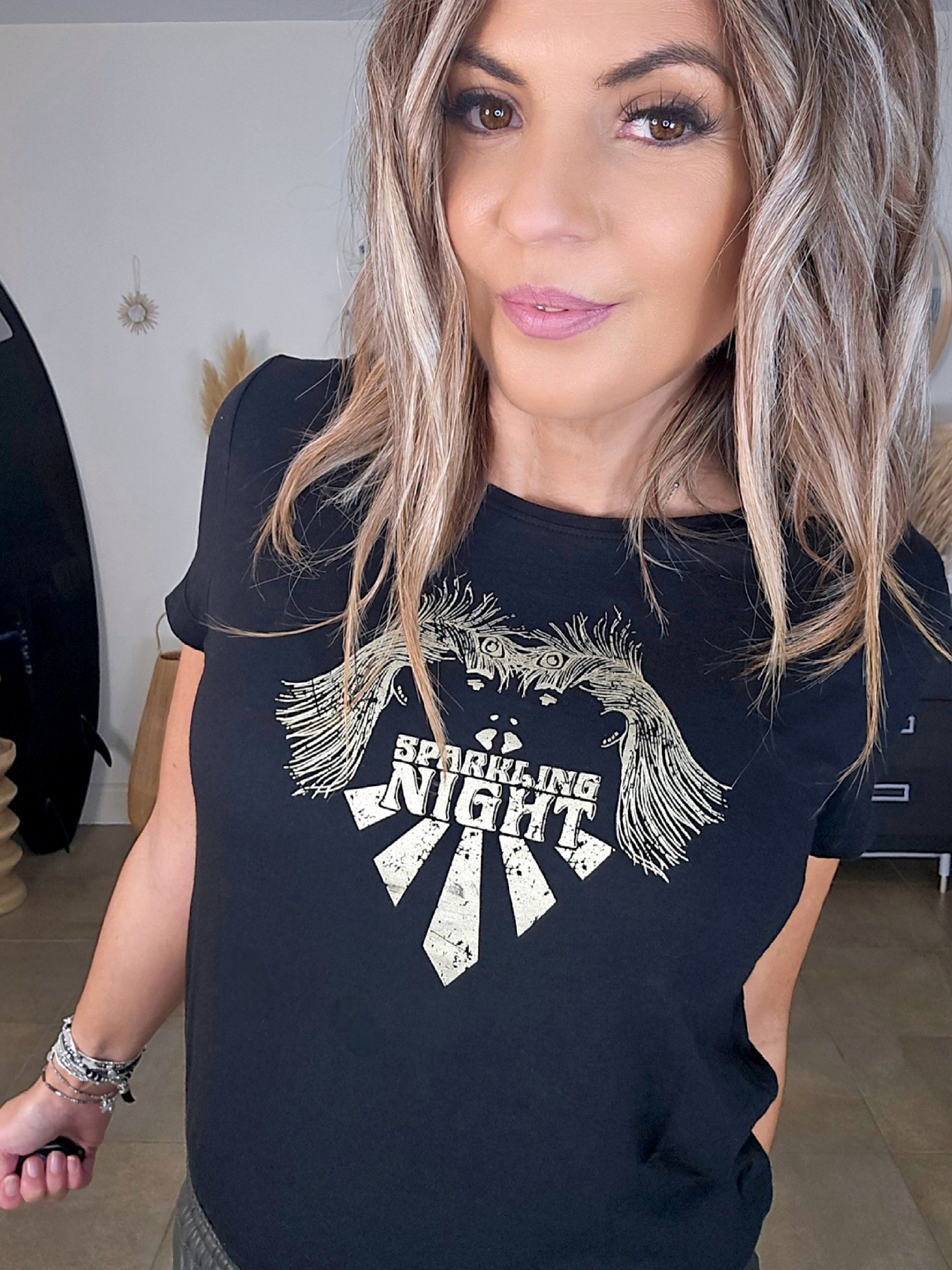 T-shirt noir à inscriptions dorées - 𝐌𝐚𝐫𝐢𝐧𝐚𝟒𝟒𝐟𝐚𝐦𝐢𝐥𝐲