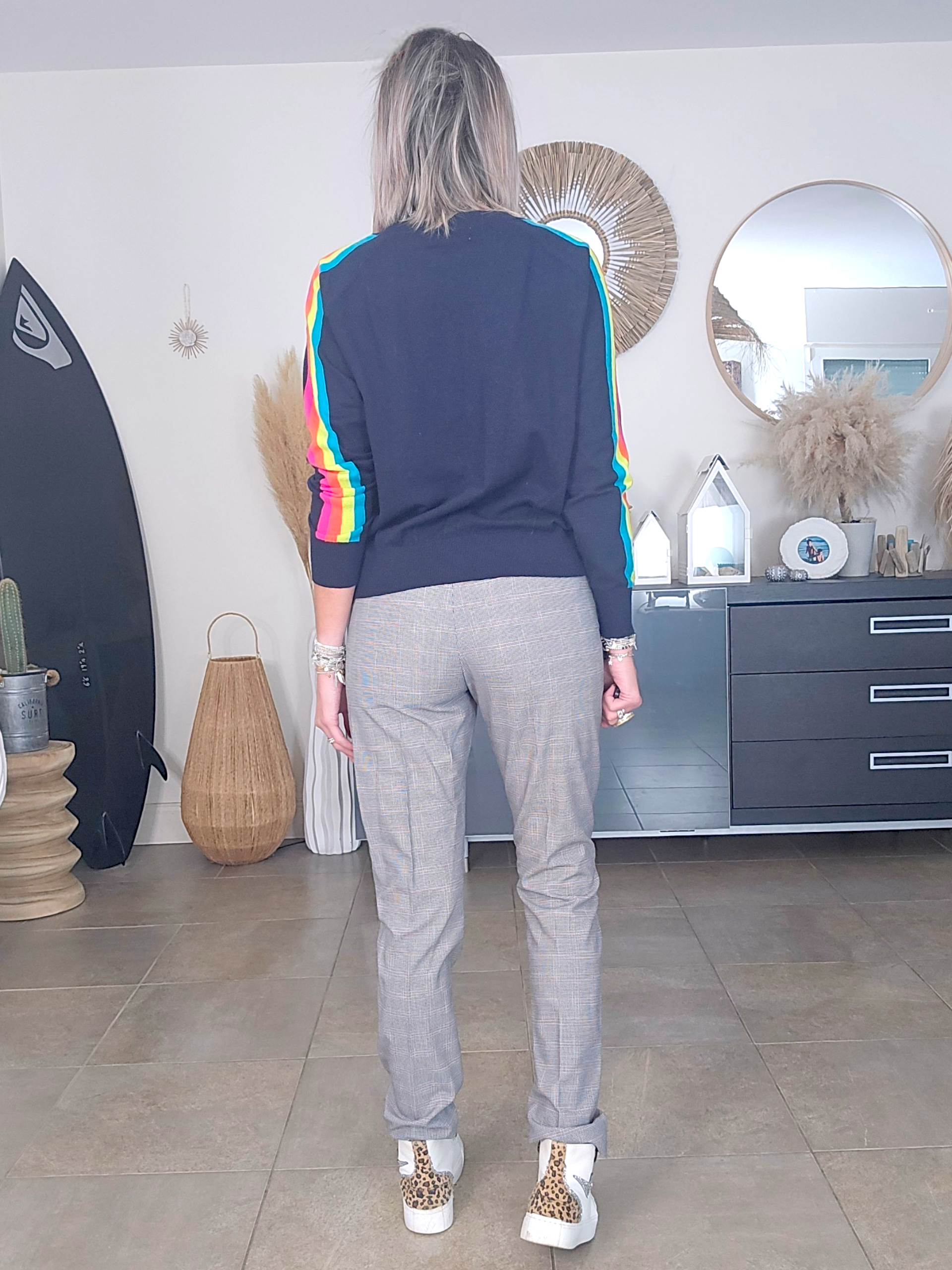 Pull bleu marine manches arc-en-ciel fluo - 𝐌𝐚𝐫𝐢𝐧𝐚𝟒𝟒𝐟𝐚𝐦𝐢𝐥𝐲