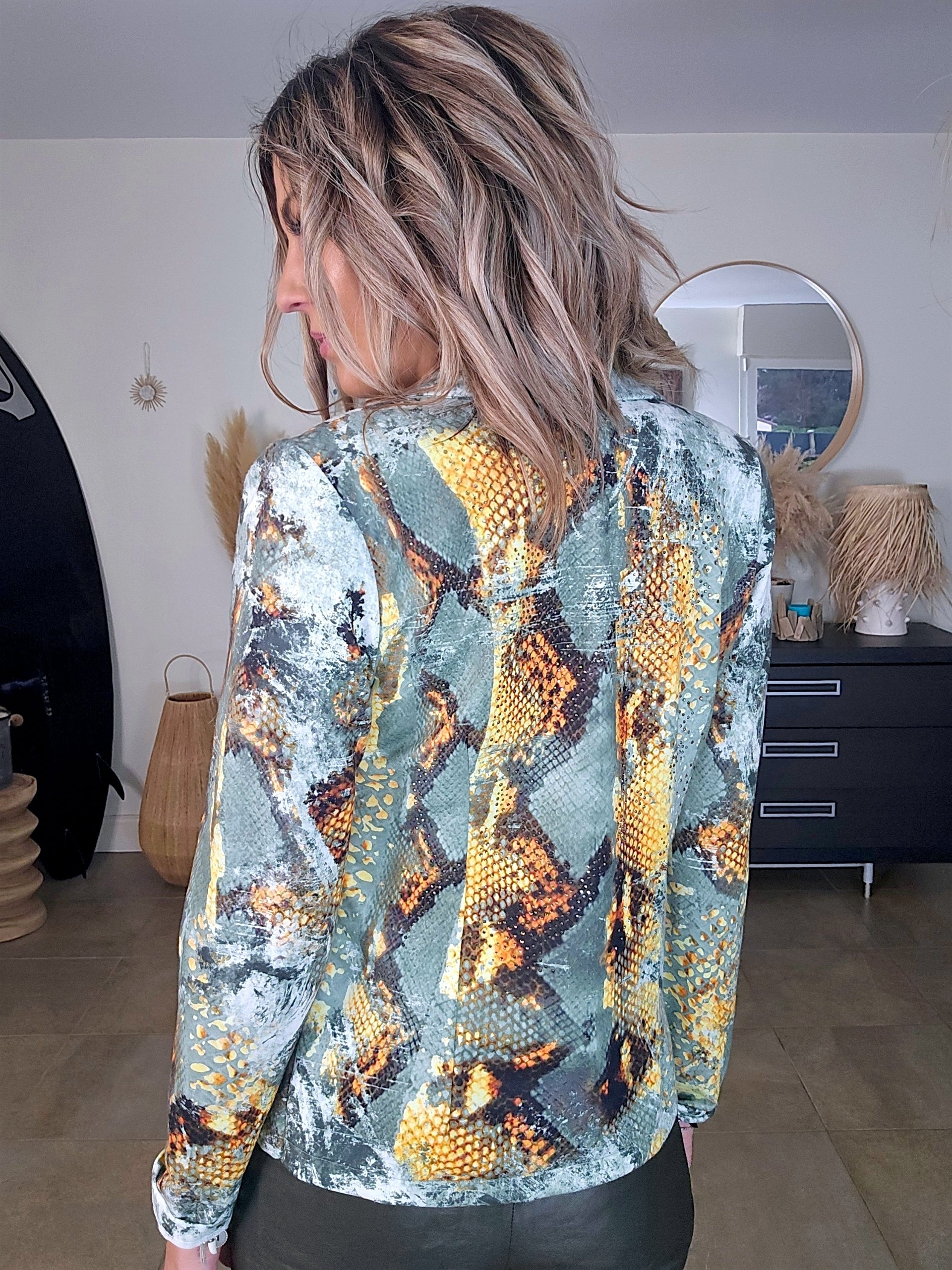 Veste cintrée à imprimé python vert et jaune, munie de strass - 𝐌𝐚𝐫𝐢𝐧𝐚𝟒𝟒𝐟𝐚𝐦𝐢𝐥𝐲