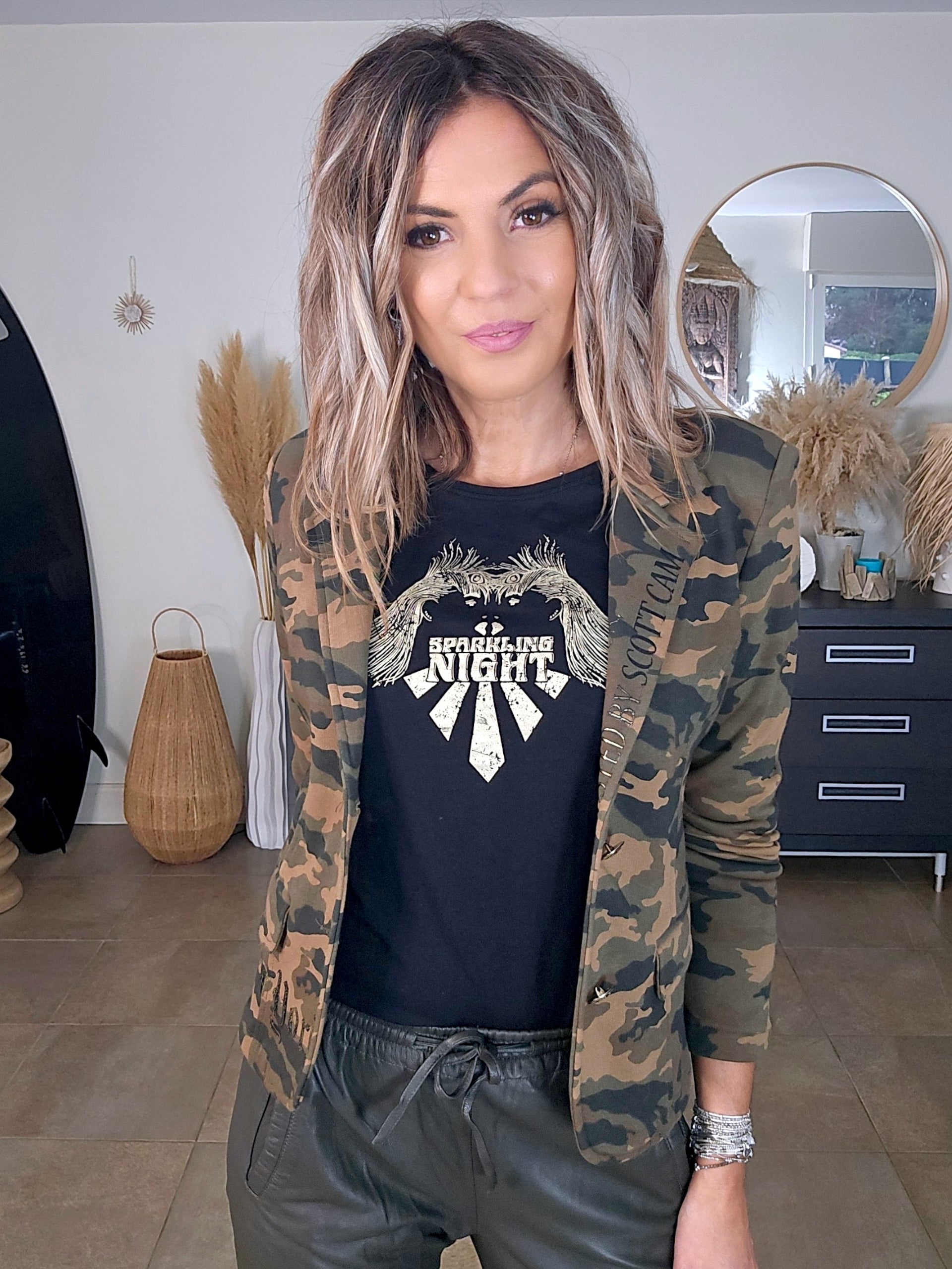 T-shirt noir à inscriptions dorées - 𝐌𝐚𝐫𝐢𝐧𝐚𝟒𝟒𝐟𝐚𝐦𝐢𝐥𝐲