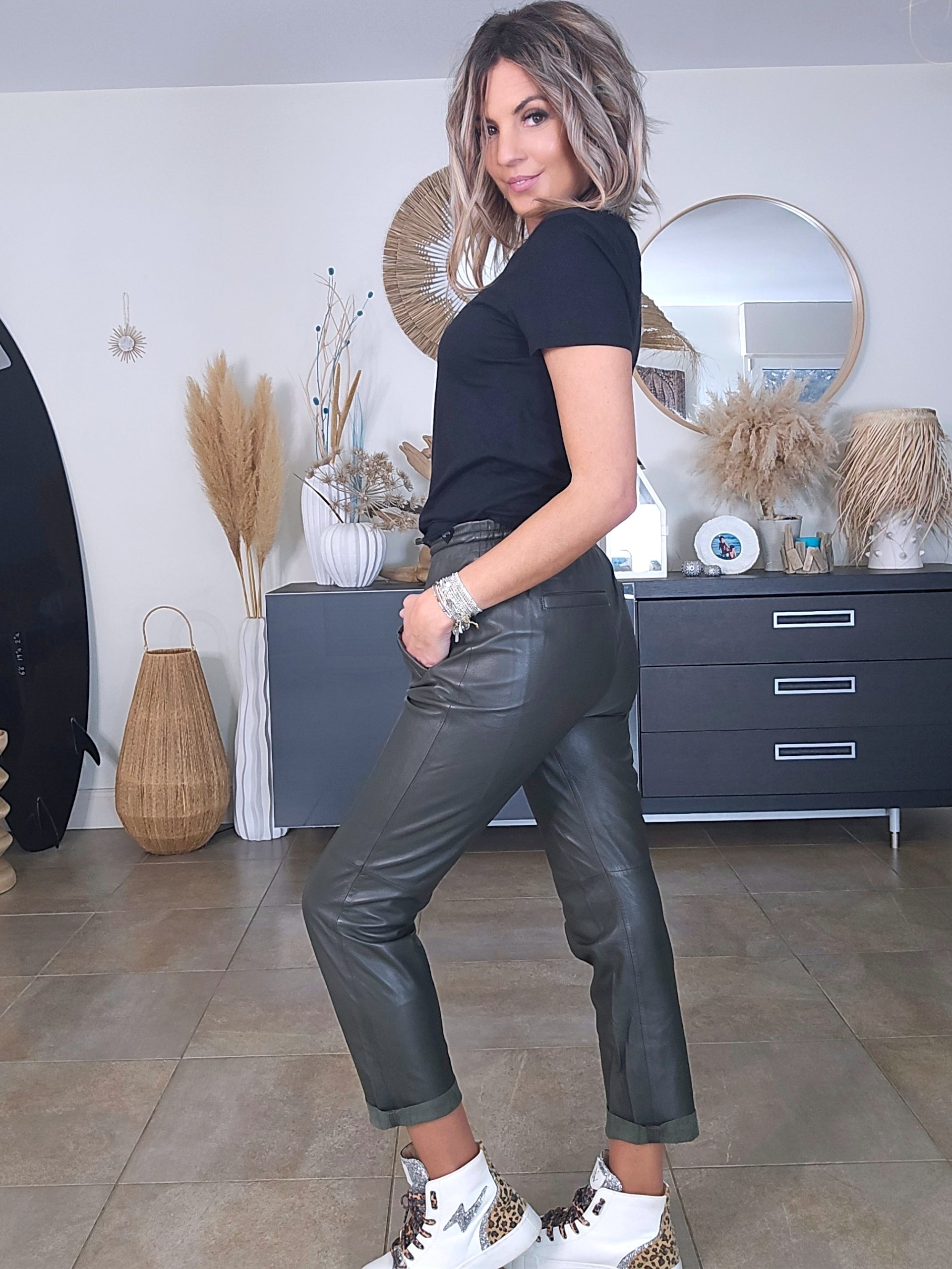 T-shirt noir à inscriptions dorées - 𝐌𝐚𝐫𝐢𝐧𝐚𝟒𝟒𝐟𝐚𝐦𝐢𝐥𝐲
