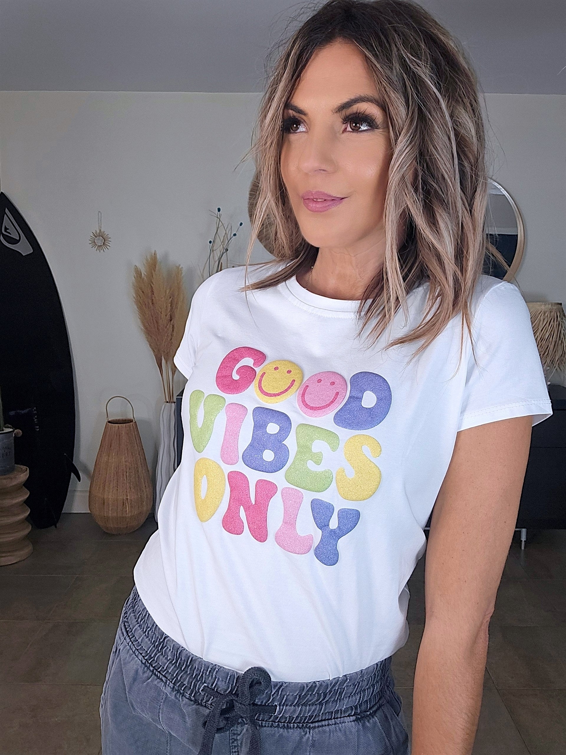 Tee-shirt blanc Good Vibes - 𝐌𝐚𝐫𝐢𝐧𝐚𝟒𝟒𝐟𝐚𝐦𝐢𝐥𝐲