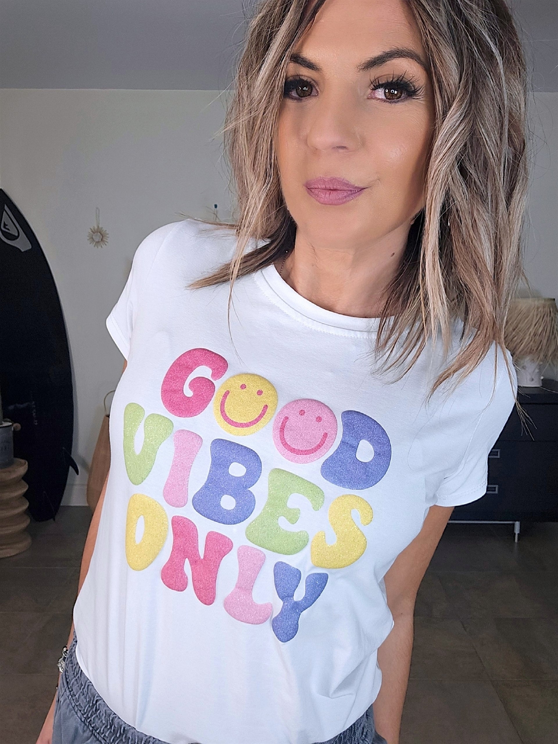 Tee-shirt blanc Good Vibes - 𝐌𝐚𝐫𝐢𝐧𝐚𝟒𝟒𝐟𝐚𝐦𝐢𝐥𝐲