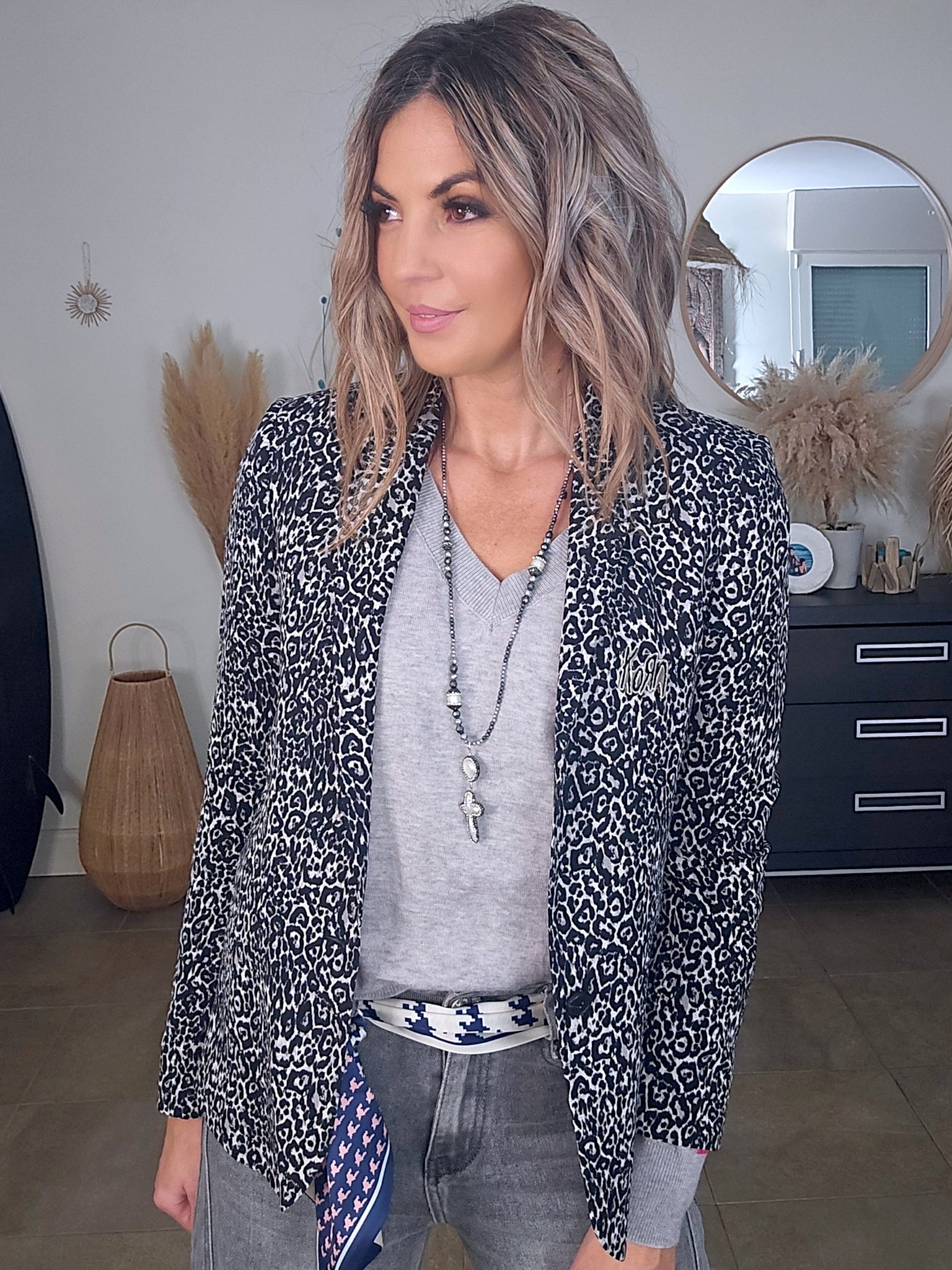 Pull gris clair à bandes latérales arc-en-ciel - 𝐌𝐚𝐫𝐢𝐧𝐚𝟒𝟒𝐟𝐚𝐦𝐢𝐥𝐲