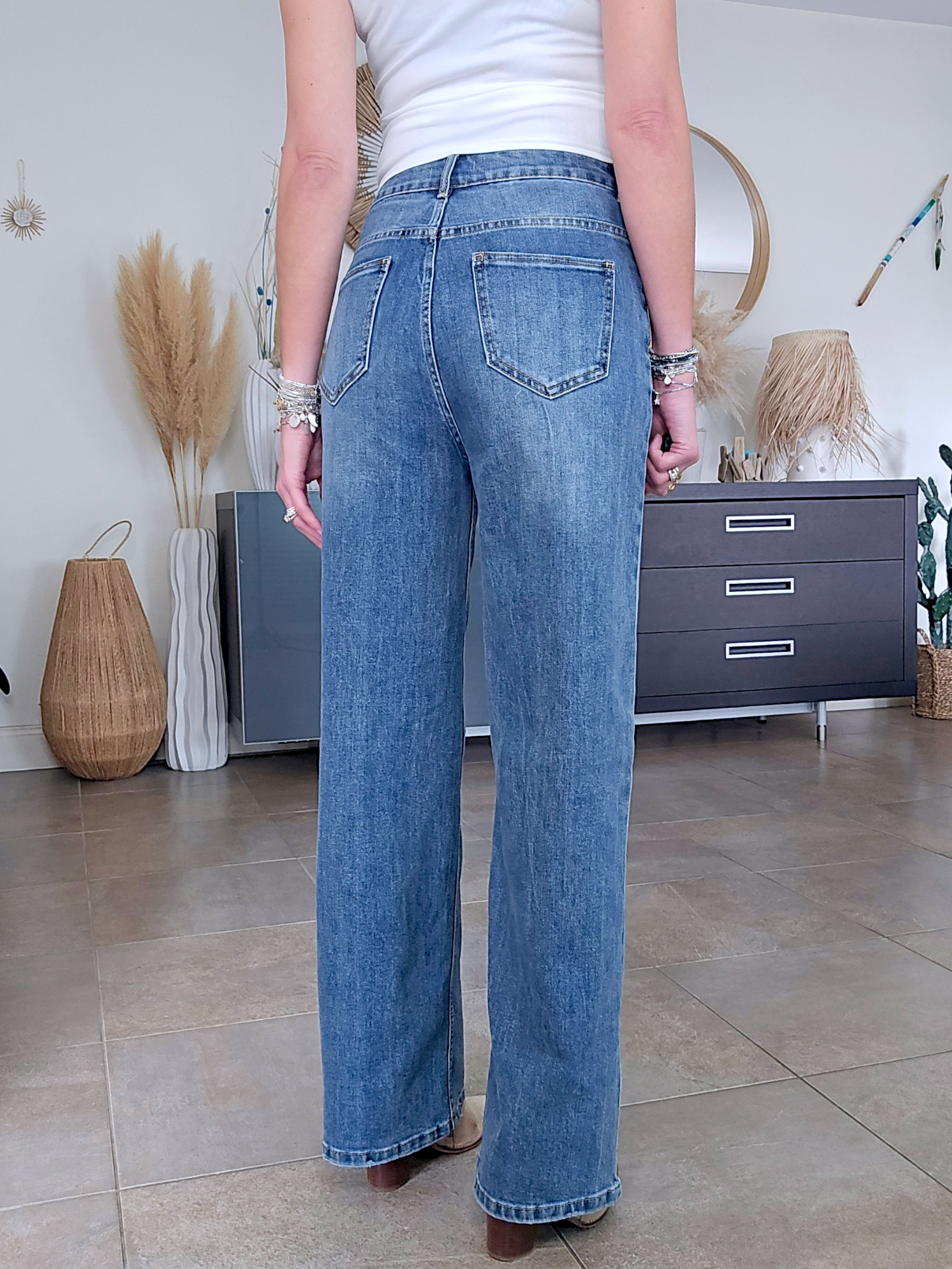 Jean bleu coupe droite à ceinture asymétrique. - 𝐌𝐚𝐫𝐢𝐧𝐚𝟒𝟒𝐟𝐚𝐦𝐢𝐥𝐲