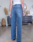 Jean bleu coupe droite à ceinture asymétrique. - 𝐌𝐚𝐫𝐢𝐧𝐚𝟒𝟒𝐟𝐚𝐦𝐢𝐥𝐲