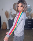 Pull gris clair à bandes latérales arc-en-ciel - 𝐌𝐚𝐫𝐢𝐧𝐚𝟒𝟒𝐟𝐚𝐦𝐢𝐥𝐲