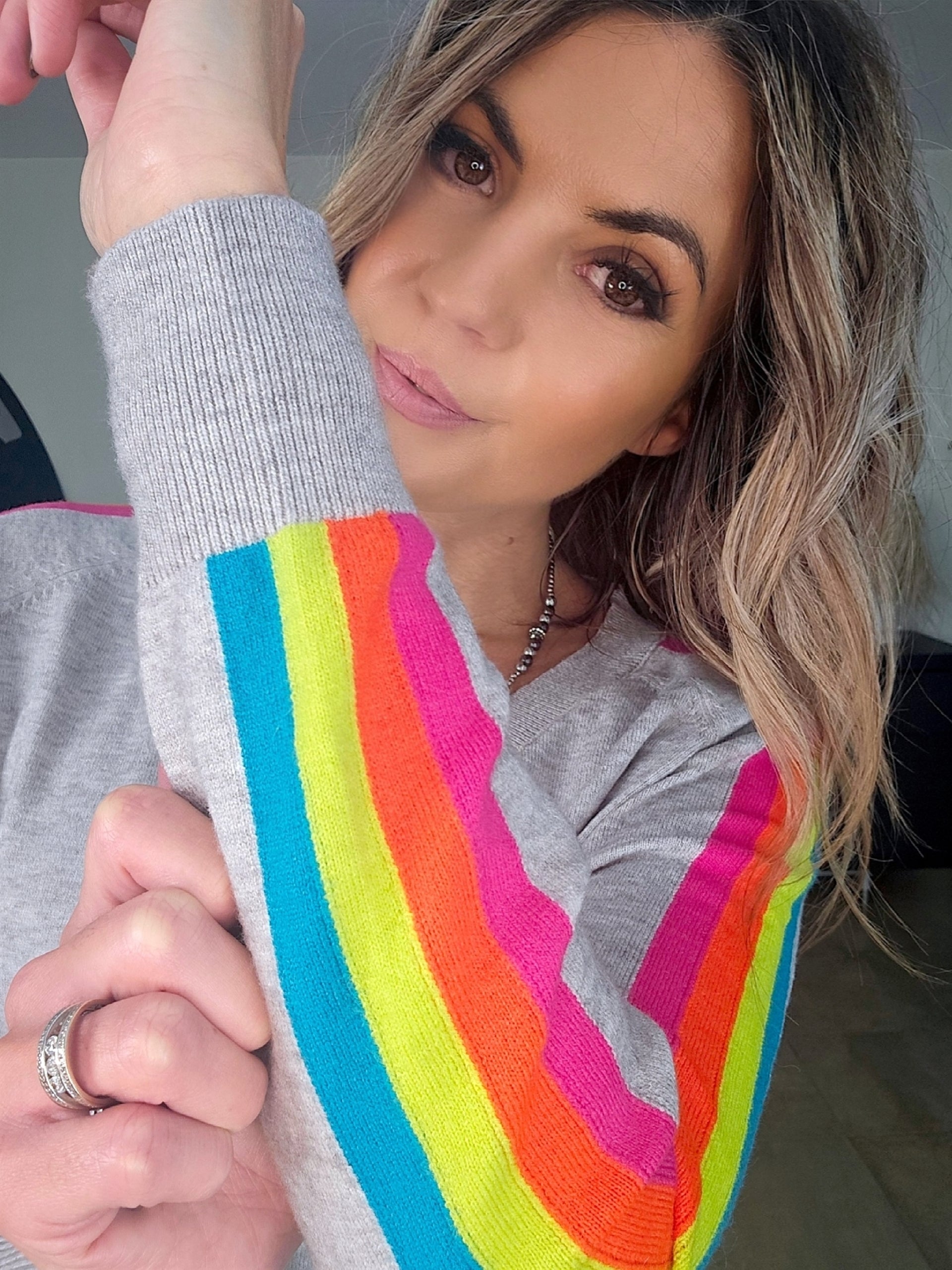 Pull gris clair à bandes latérales arc-en-ciel - 𝐌𝐚𝐫𝐢𝐧𝐚𝟒𝟒𝐟𝐚𝐦𝐢𝐥𝐲