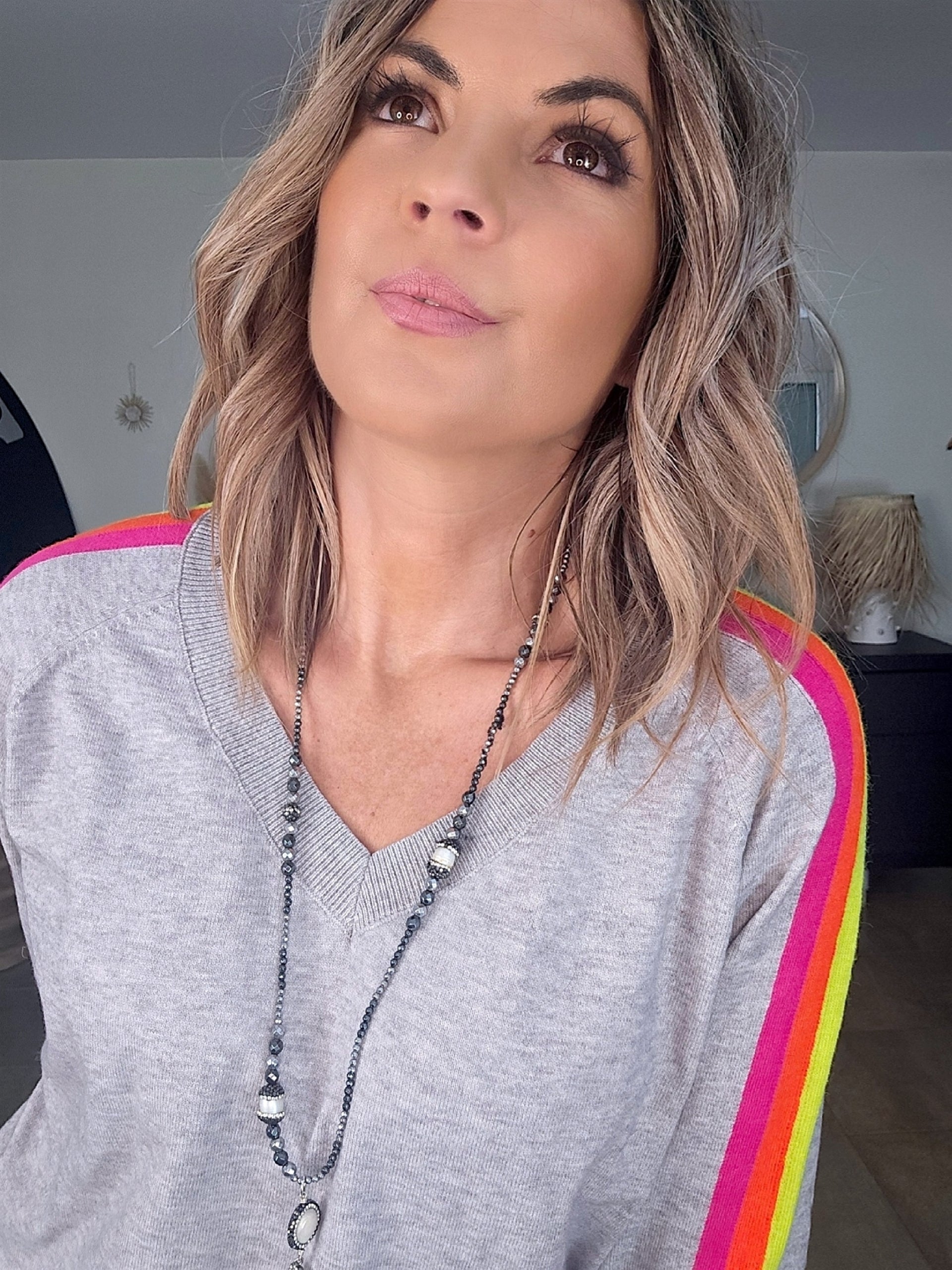 Pull gris clair à bandes latérales arc-en-ciel - 𝐌𝐚𝐫𝐢𝐧𝐚𝟒𝟒𝐟𝐚𝐦𝐢𝐥𝐲