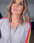 Pull gris clair à bandes latérales arc-en-ciel - 𝐌𝐚𝐫𝐢𝐧𝐚𝟒𝟒𝐟𝐚𝐦𝐢𝐥𝐲