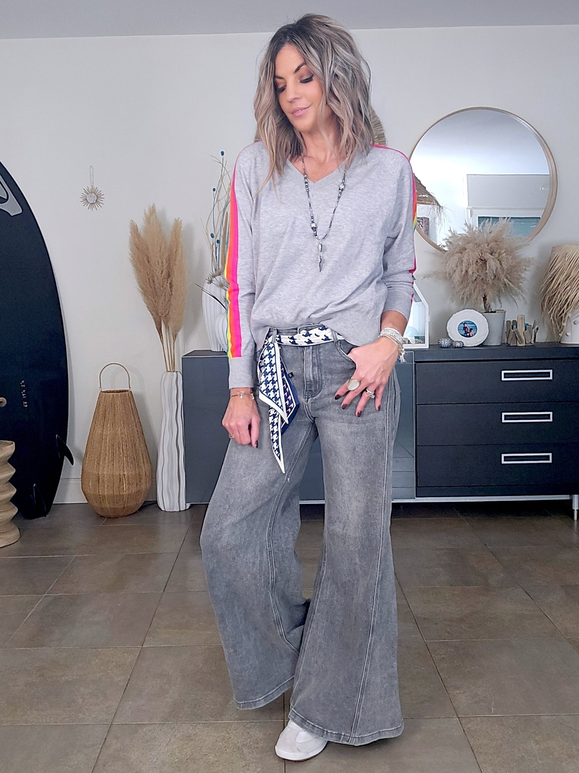 Pull gris clair à bandes latérales arc-en-ciel - 𝐌𝐚𝐫𝐢𝐧𝐚𝟒𝟒𝐟𝐚𝐦𝐢𝐥𝐲