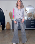 Pull gris clair à bandes latérales arc-en-ciel - 𝐌𝐚𝐫𝐢𝐧𝐚𝟒𝟒𝐟𝐚𝐦𝐢𝐥𝐲