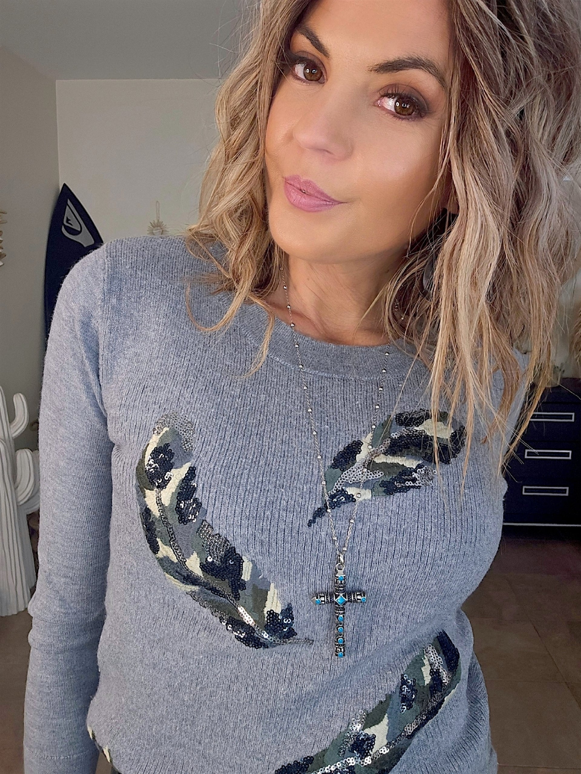 Pull gris plumes camouflage - 𝐌𝐚𝐫𝐢𝐧𝐚𝟒𝟒𝐟𝐚𝐦𝐢𝐥𝐲