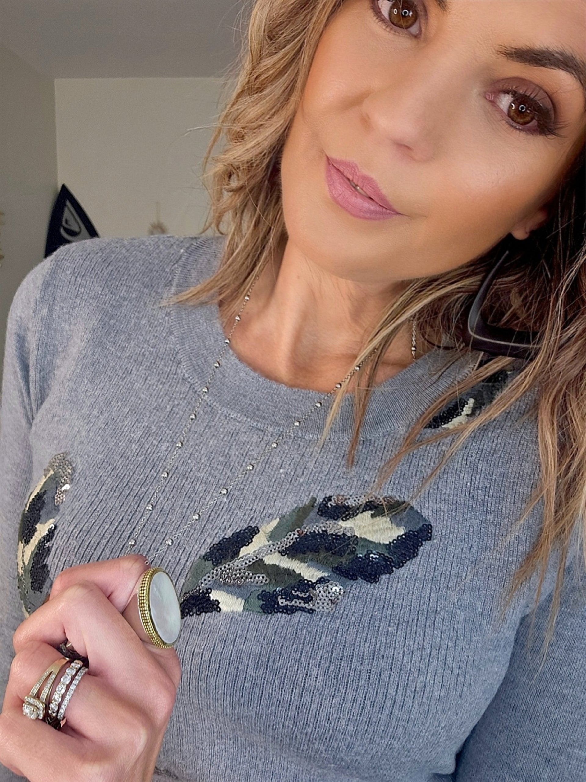 Pull gris plumes camouflage - 𝐌𝐚𝐫𝐢𝐧𝐚𝟒𝟒𝐟𝐚𝐦𝐢𝐥𝐲