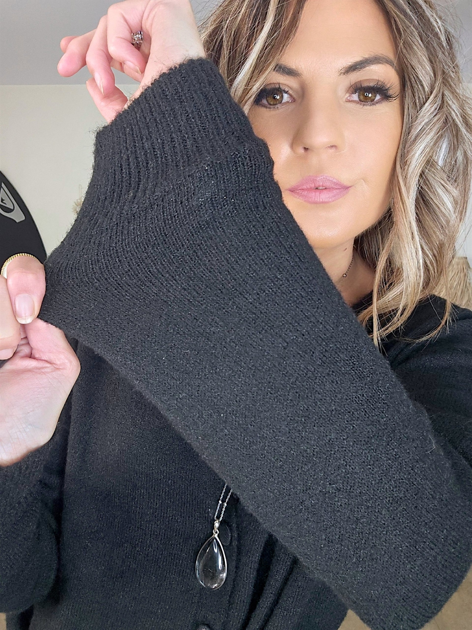 Cardigan noir à boucle dorée - 𝐌𝐚𝐫𝐢𝐧𝐚𝟒𝟒𝐟𝐚𝐦𝐢𝐥𝐲