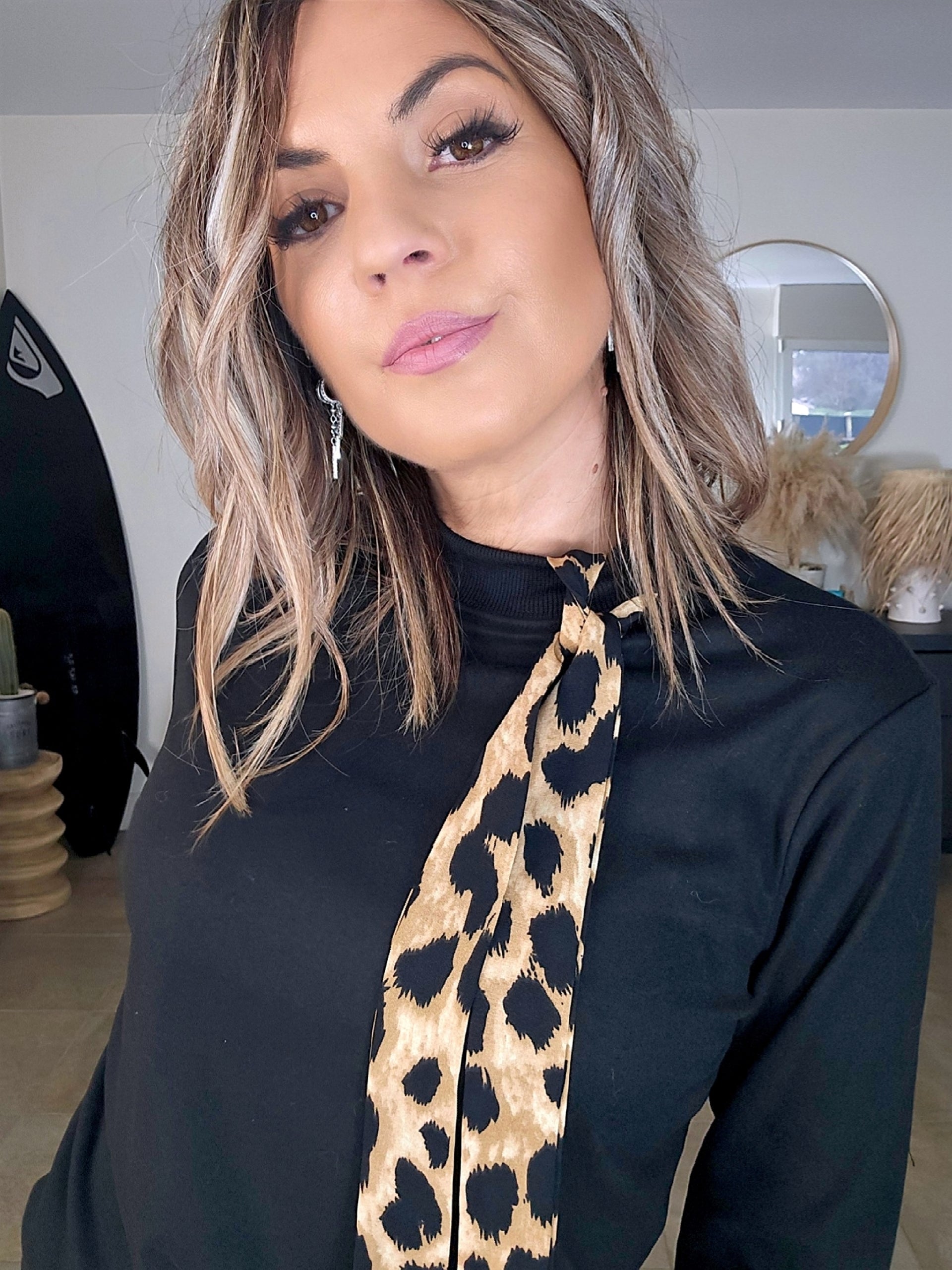 Sweat noir à cravate léopard - 𝐌𝐚𝐫𝐢𝐧𝐚𝟒𝟒𝐟𝐚𝐦𝐢𝐥𝐲