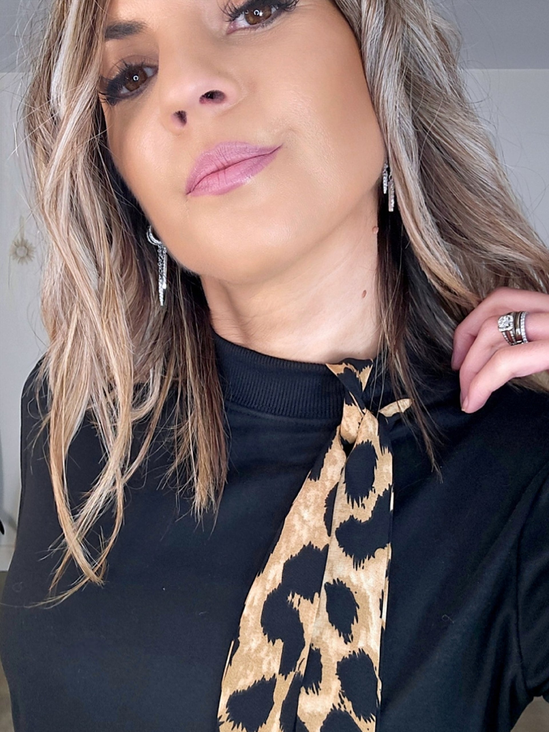 Sweat noir à cravate léopard - 𝐌𝐚𝐫𝐢𝐧𝐚𝟒𝟒𝐟𝐚𝐦𝐢𝐥𝐲