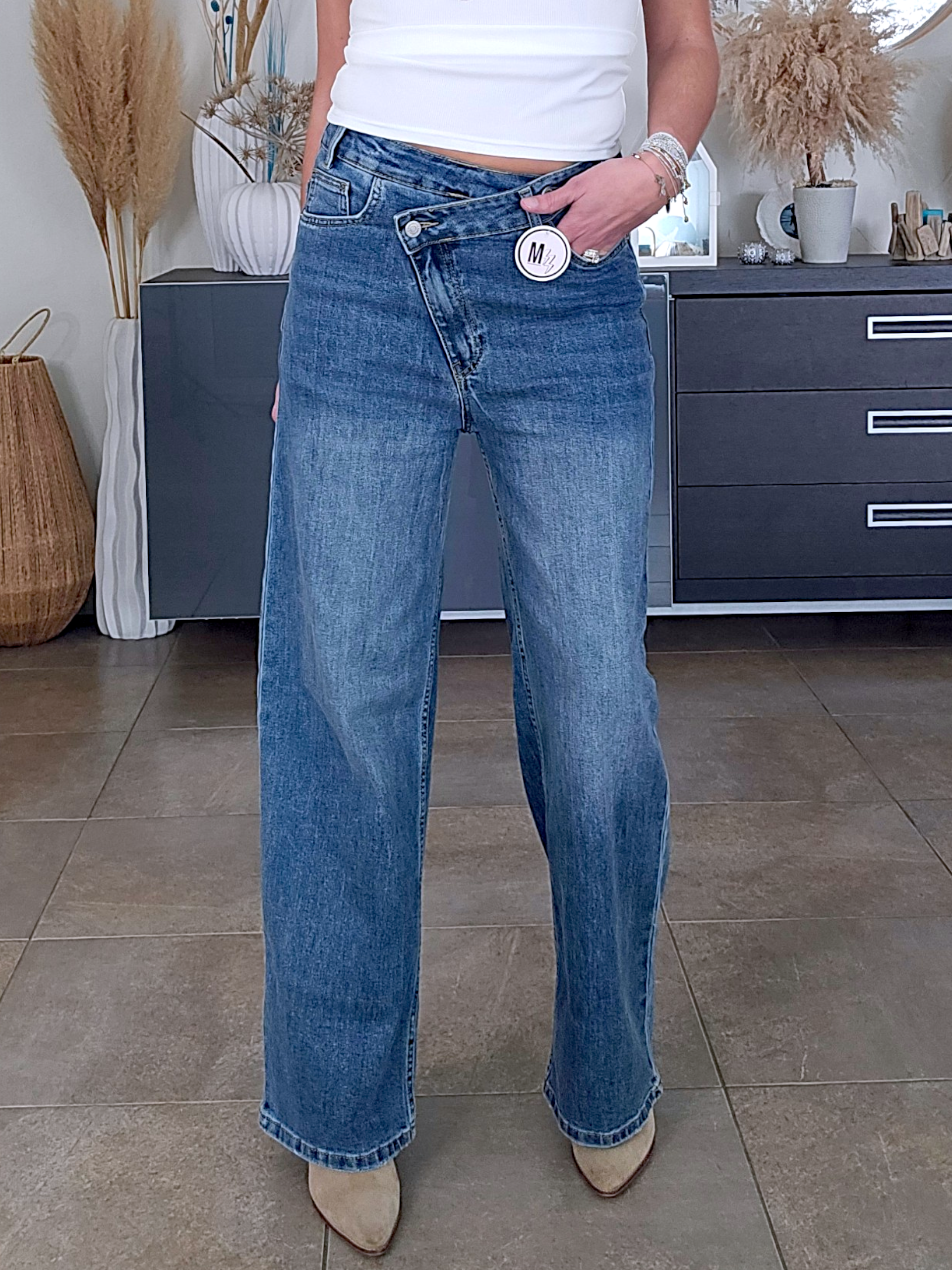 Jean bleu coupe droite à ceinture asymétrique. - 𝐌𝐚𝐫𝐢𝐧𝐚𝟒𝟒𝐟𝐚𝐦𝐢𝐥𝐲