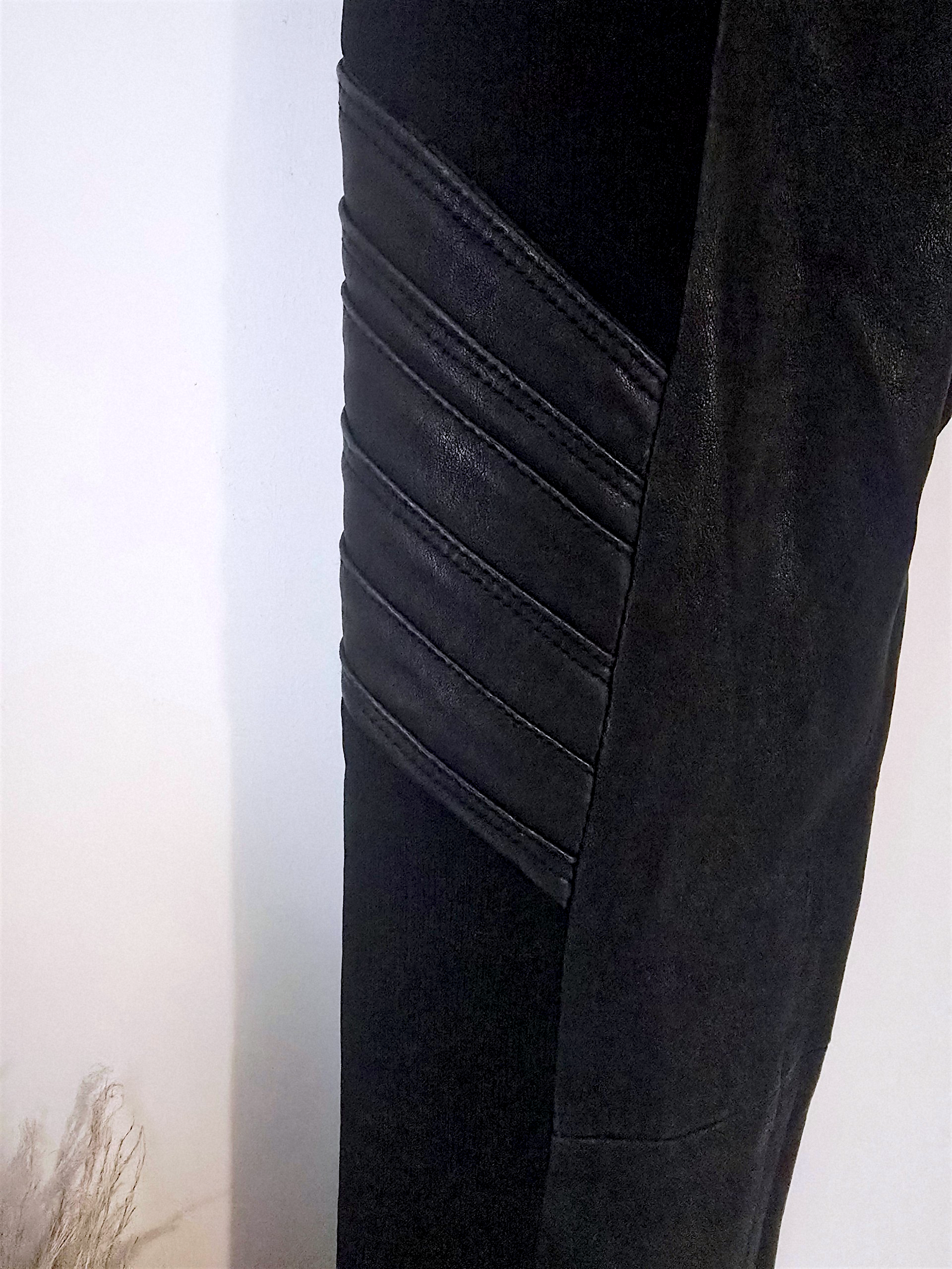 Legging noir bi-matière avec cuir - 𝐌𝐚𝐫𝐢𝐧𝐚𝟒𝟒𝐟𝐚𝐦𝐢𝐥𝐲