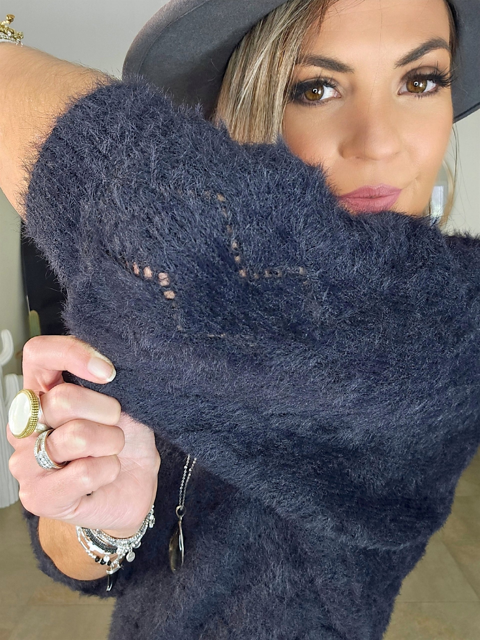 Pull noir ajouré maille poilue - 𝐌𝐚𝐫𝐢𝐧𝐚𝟒𝟒𝐟𝐚𝐦𝐢𝐥𝐲