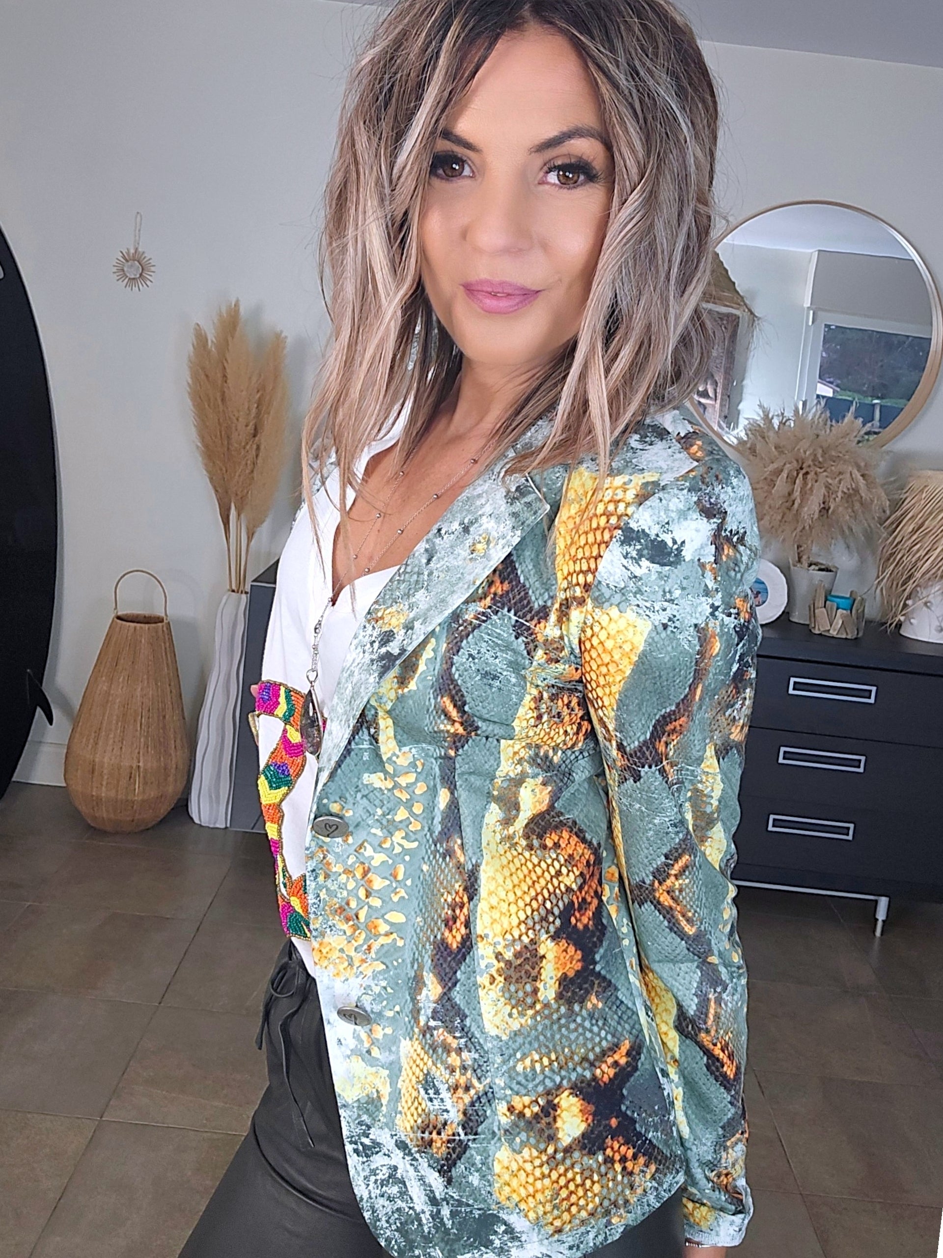 Veste cintrée à imprimé python vert et jaune, munie de strass - 𝐌𝐚𝐫𝐢𝐧𝐚𝟒𝟒𝐟𝐚𝐦𝐢𝐥𝐲