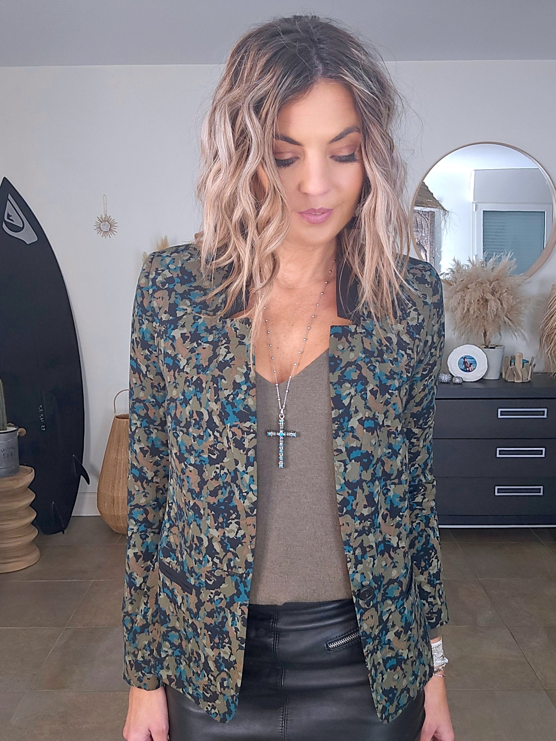 Pull kaki avec écusson à perles bijoux - 𝐌𝐚𝐫𝐢𝐧𝐚𝟒𝟒𝐟𝐚𝐦𝐢𝐥𝐲