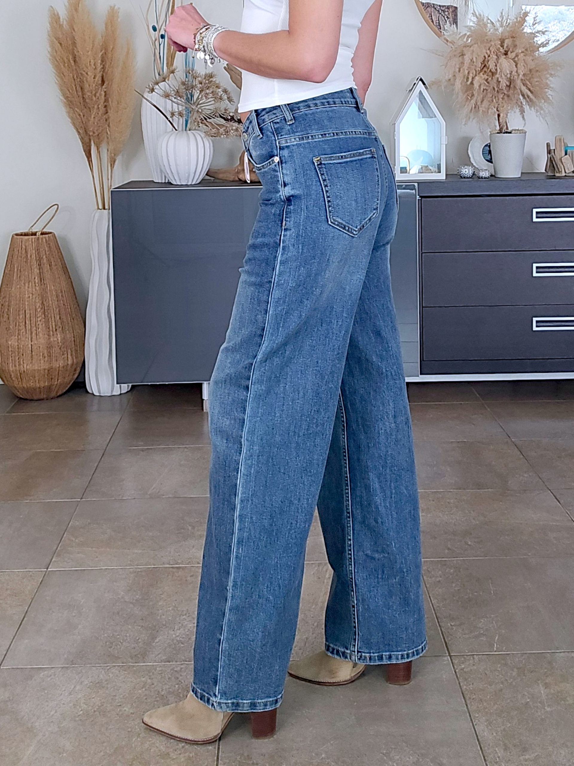 Jean bleu coupe droite à ceinture asymétrique. - 𝐌𝐚𝐫𝐢𝐧𝐚𝟒𝟒𝐟𝐚𝐦𝐢𝐥𝐲