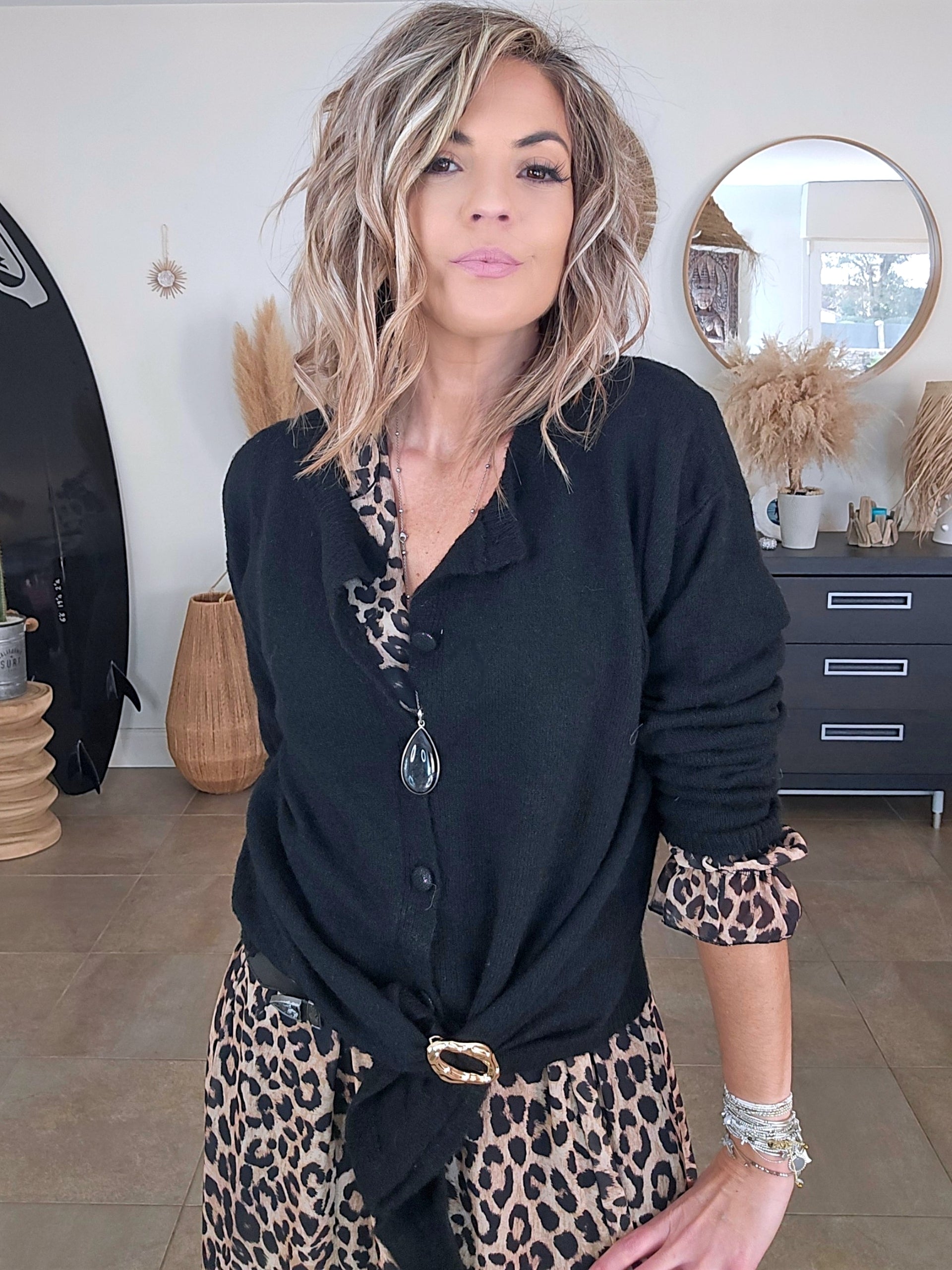 Cardigan noir à boucle dorée - 𝐌𝐚𝐫𝐢𝐧𝐚𝟒𝟒𝐟𝐚𝐦𝐢𝐥𝐲