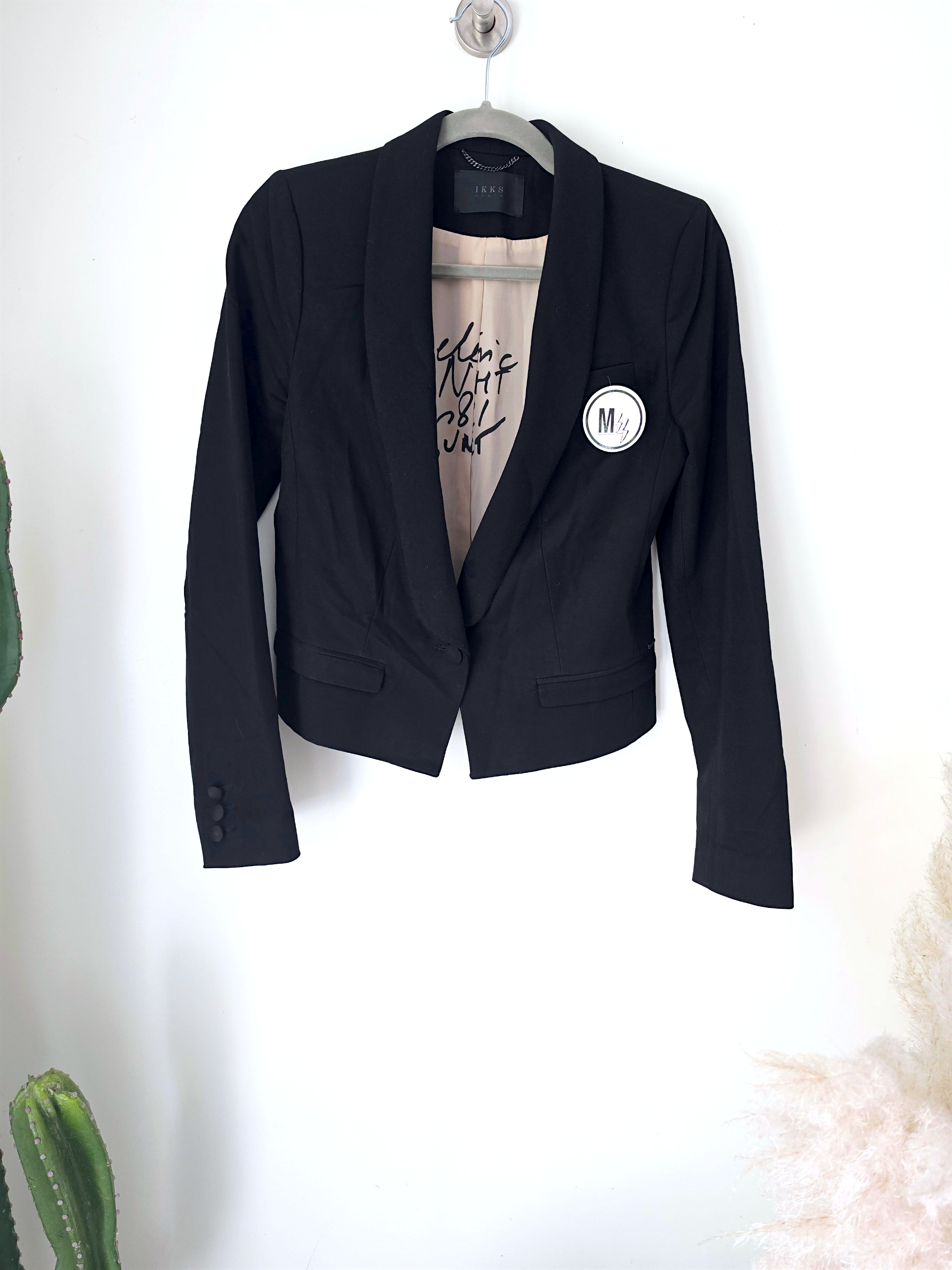Veste courte et cintrée noire - 𝐌𝐚𝐫𝐢𝐧𝐚𝟒𝟒𝐟𝐚𝐦𝐢𝐥𝐲