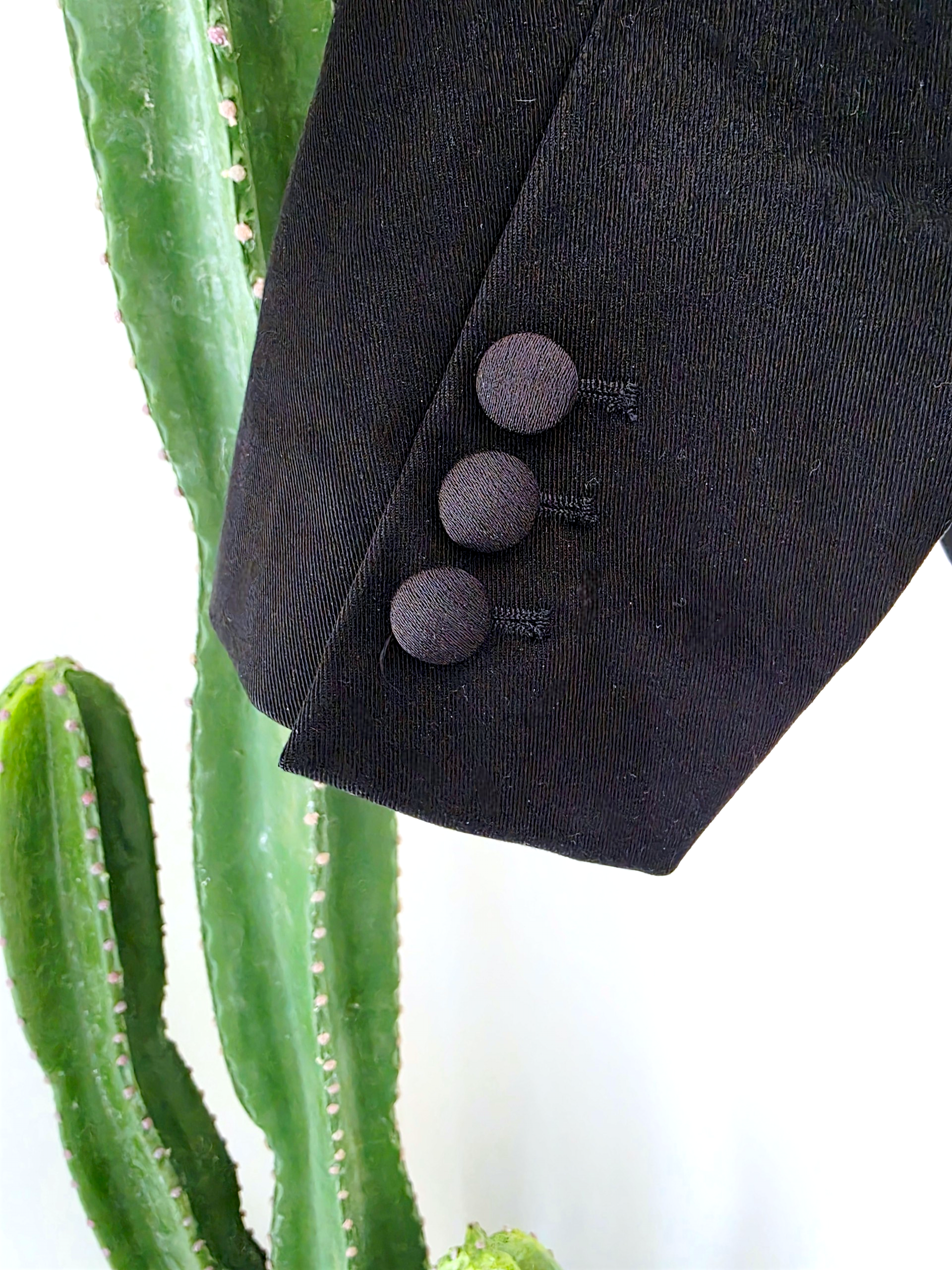 Veste courte et cintrée noire - 𝐌𝐚𝐫𝐢𝐧𝐚𝟒𝟒𝐟𝐚𝐦𝐢𝐥𝐲