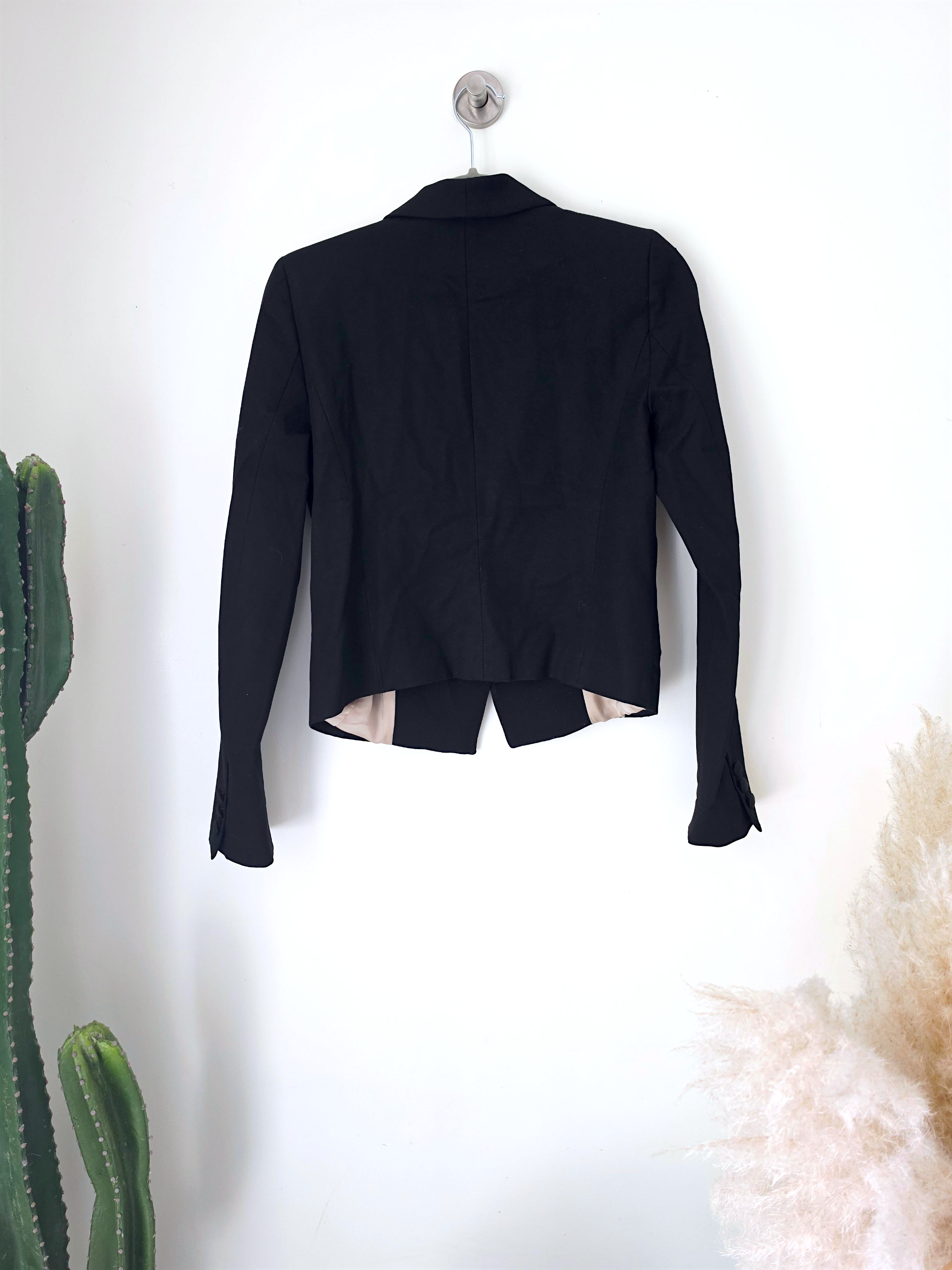Veste courte et cintrée noire - 𝐌𝐚𝐫𝐢𝐧𝐚𝟒𝟒𝐟𝐚𝐦𝐢𝐥𝐲
