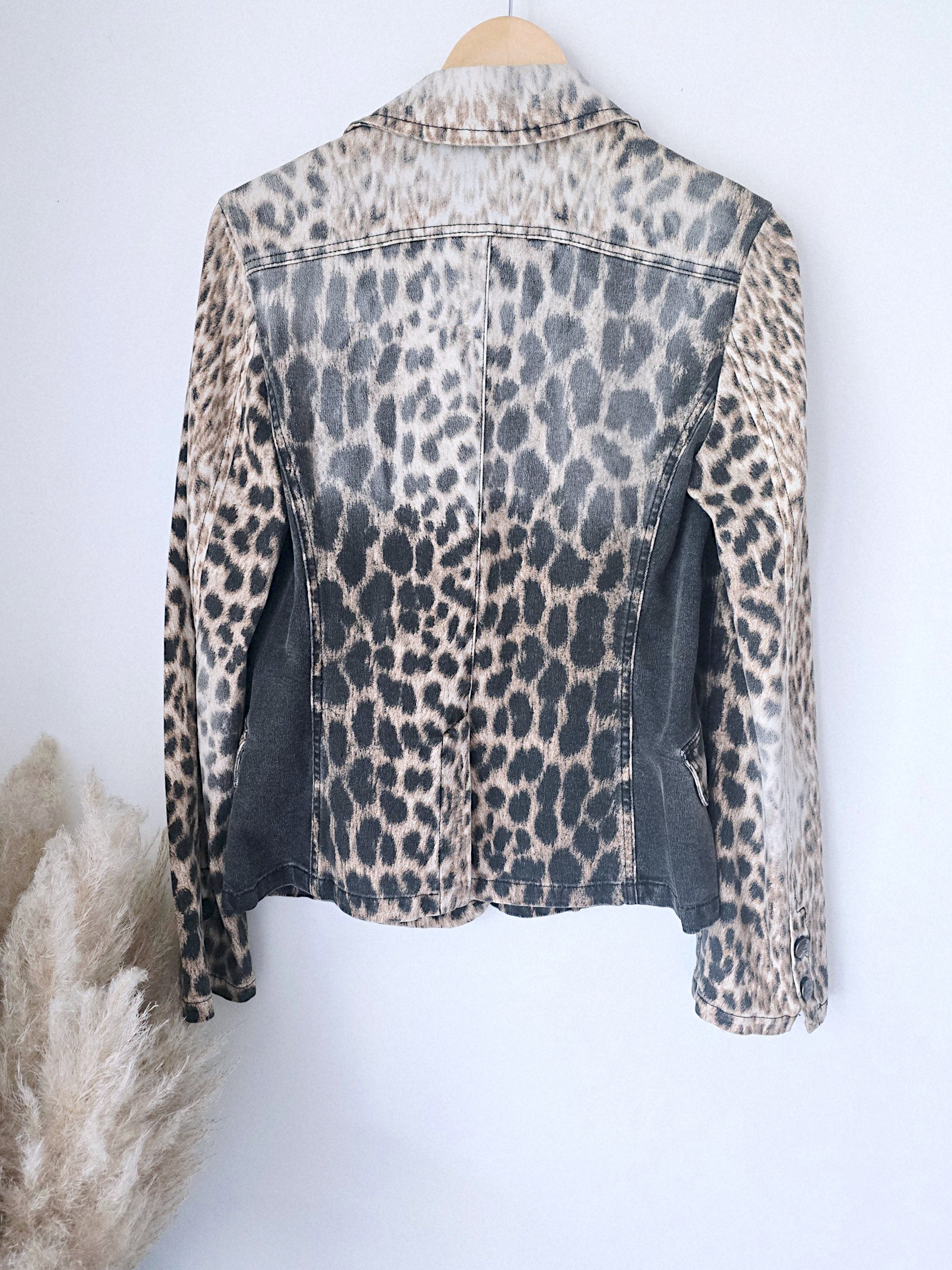 Veste en jean à imprimé léopard - 𝐌𝐚𝐫𝐢𝐧𝐚𝟒𝟒𝐟𝐚𝐦𝐢𝐥𝐲