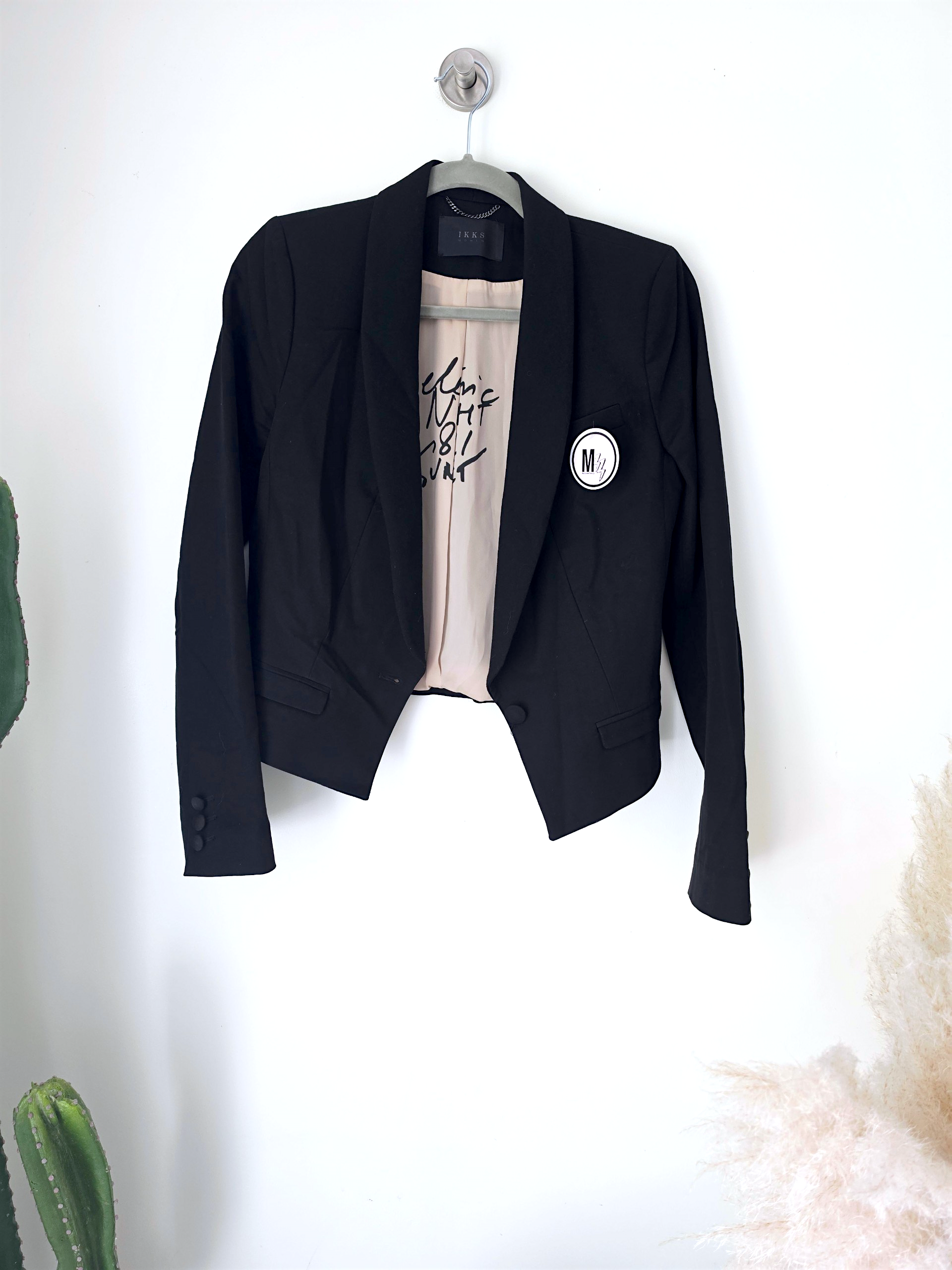 Veste courte et cintrée noire - 𝐌𝐚𝐫𝐢𝐧𝐚𝟒𝟒𝐟𝐚𝐦𝐢𝐥𝐲