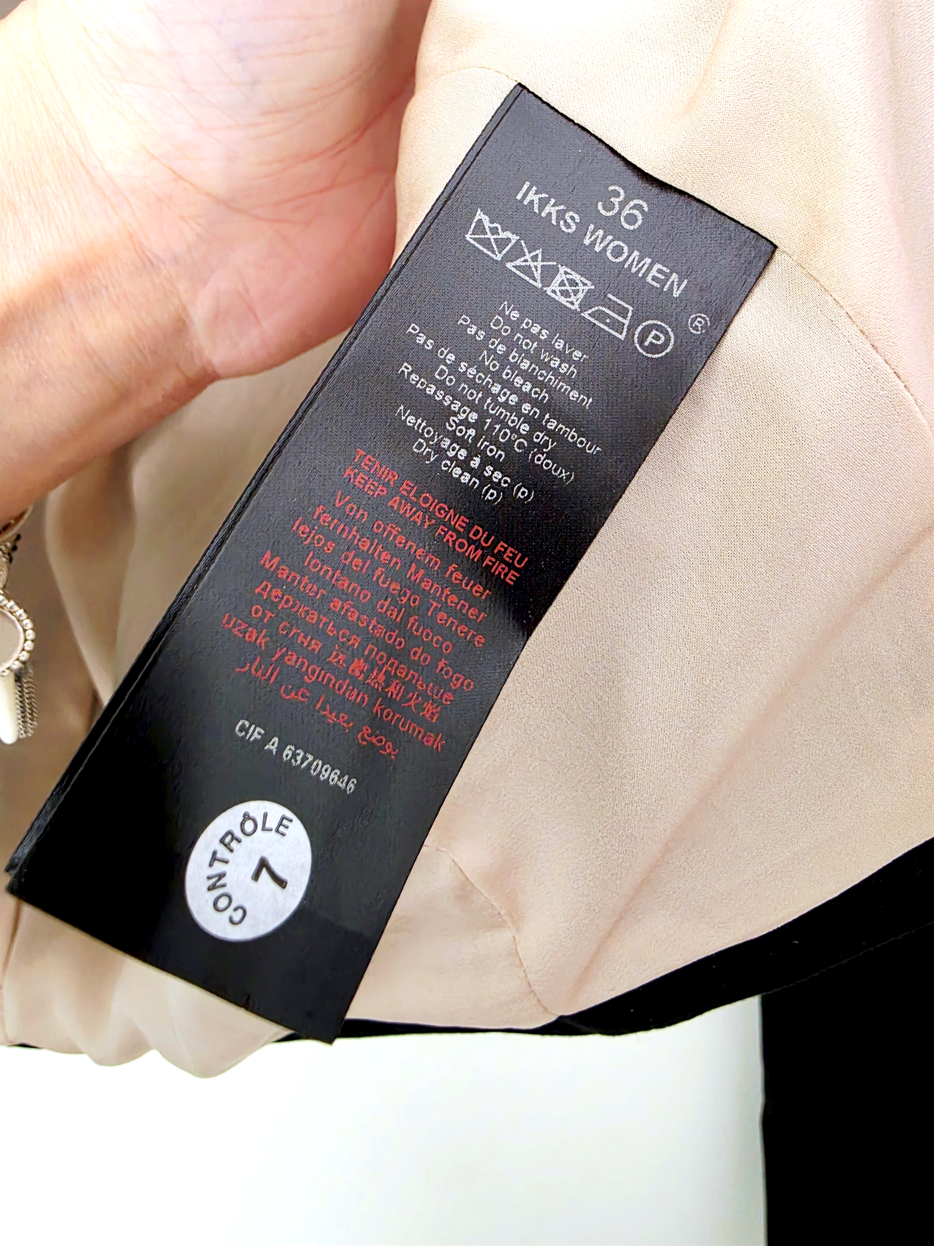Veste courte et cintrée noire - 𝐌𝐚𝐫𝐢𝐧𝐚𝟒𝟒𝐟𝐚𝐦𝐢𝐥𝐲