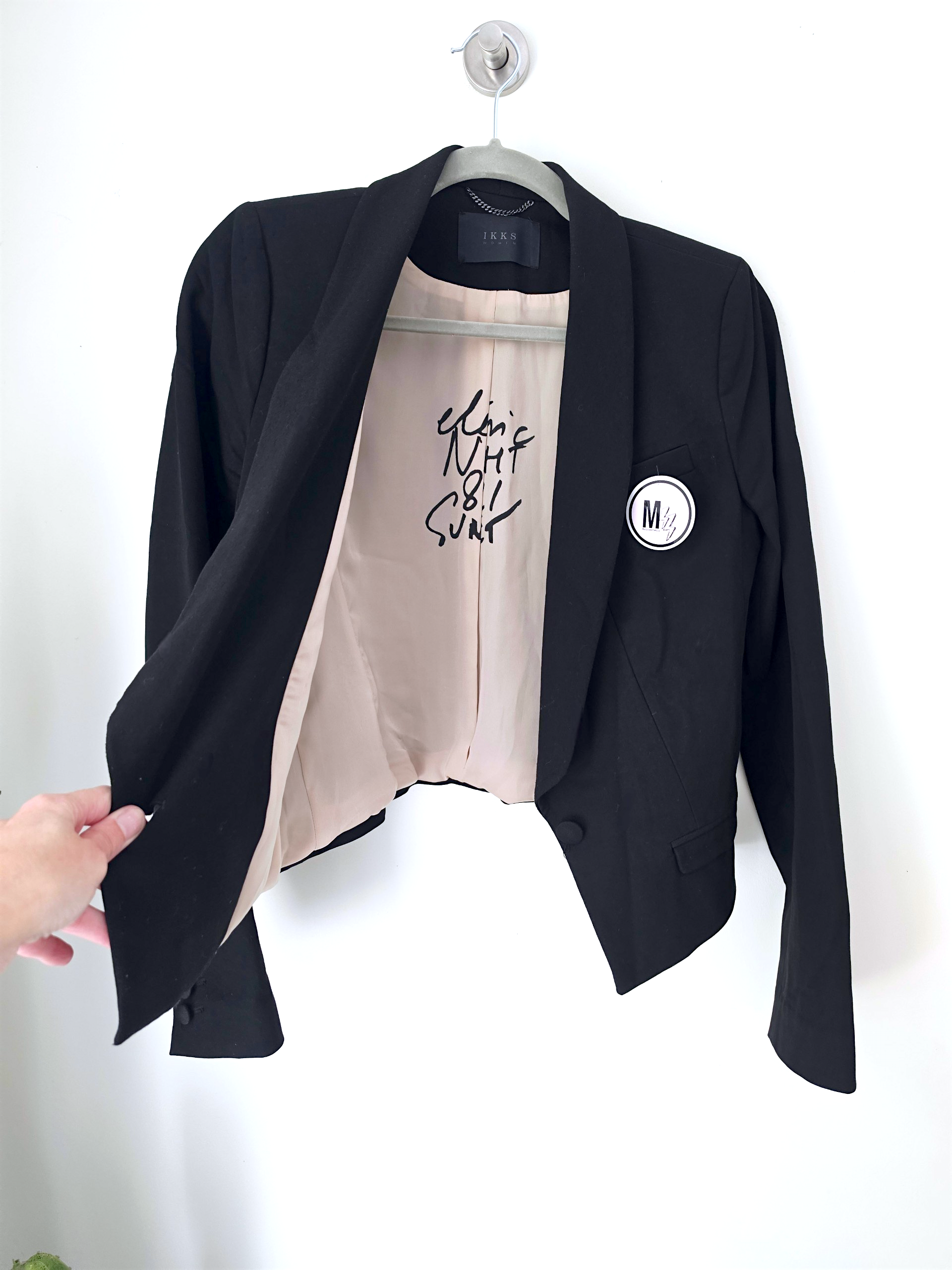 Veste courte et cintrée noire - 𝐌𝐚𝐫𝐢𝐧𝐚𝟒𝟒𝐟𝐚𝐦𝐢𝐥𝐲