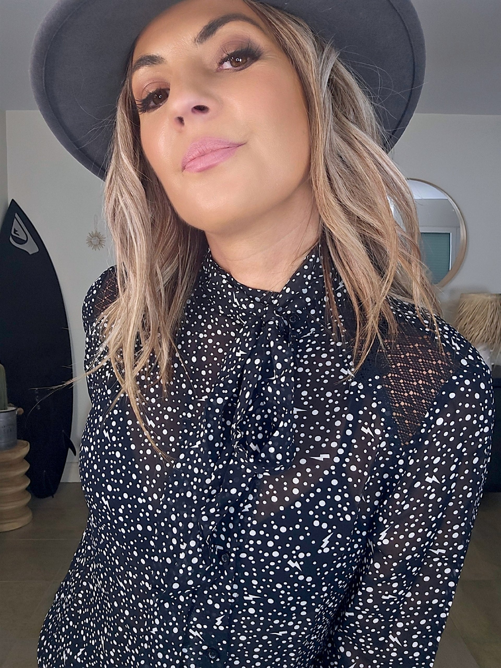 Chemise noire à imprimé éclairs et pois blancs - 𝐌𝐚𝐫𝐢𝐧𝐚𝟒𝟒𝐟𝐚𝐦𝐢𝐥𝐲