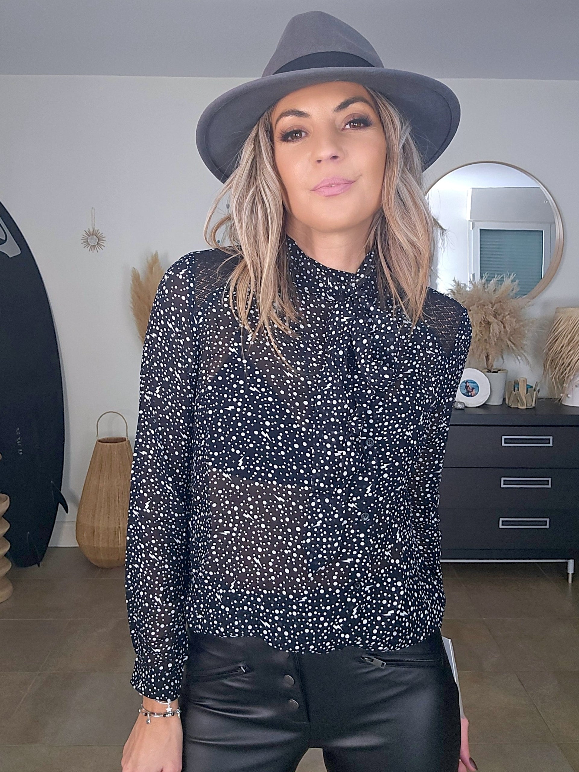 Chemise noire à imprimé éclairs et pois blancs - 𝐌𝐚𝐫𝐢𝐧𝐚𝟒𝟒𝐟𝐚𝐦𝐢𝐥𝐲