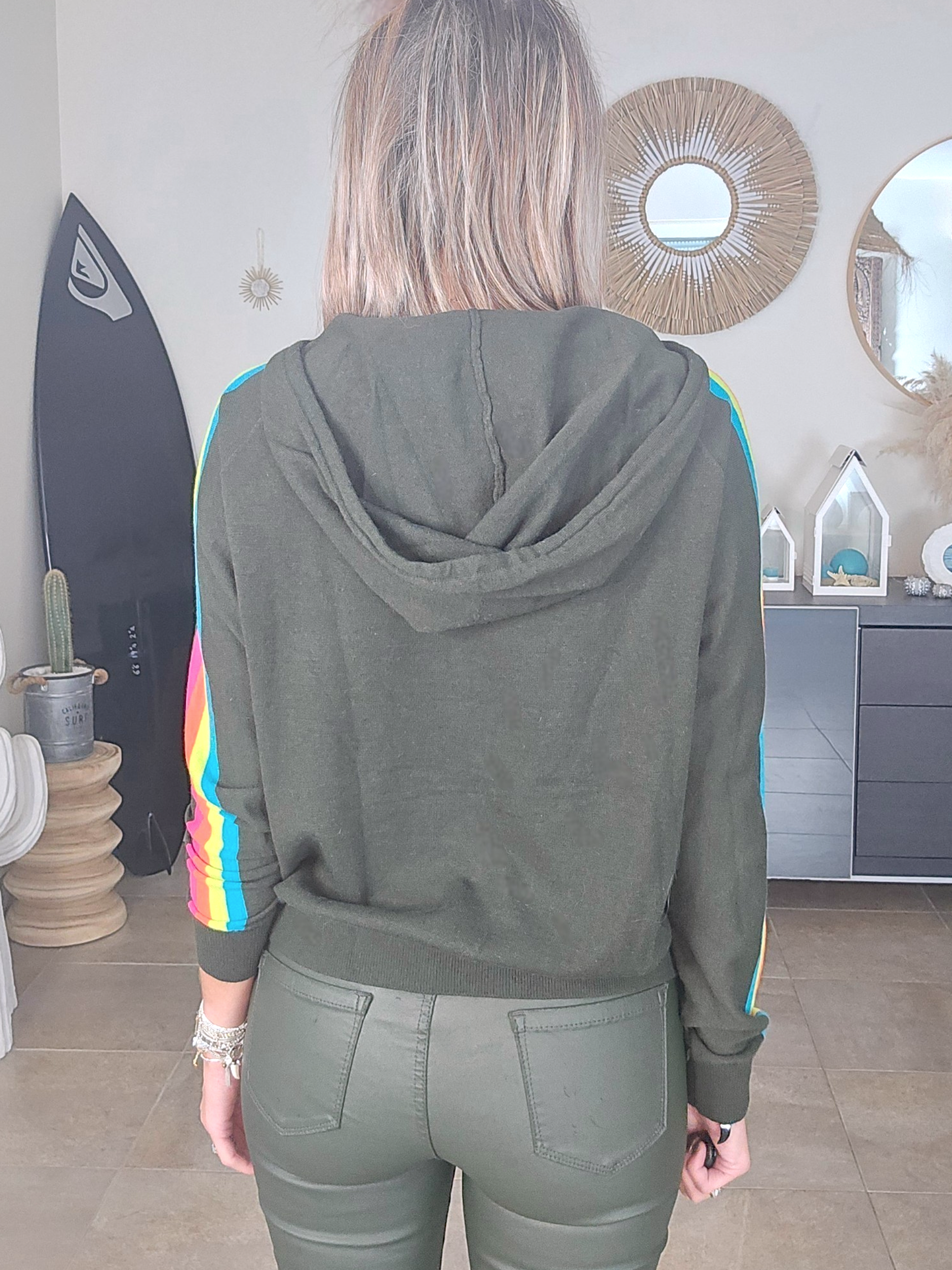 Pull vert kaki à manches arc-en-ciel fluo - 𝐌𝐚𝐫𝐢𝐧𝐚𝟒𝟒𝐟𝐚𝐦𝐢𝐥𝐲