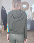 Pull vert kaki à manches arc-en-ciel fluo - 𝐌𝐚𝐫𝐢𝐧𝐚𝟒𝟒𝐟𝐚𝐦𝐢𝐥𝐲