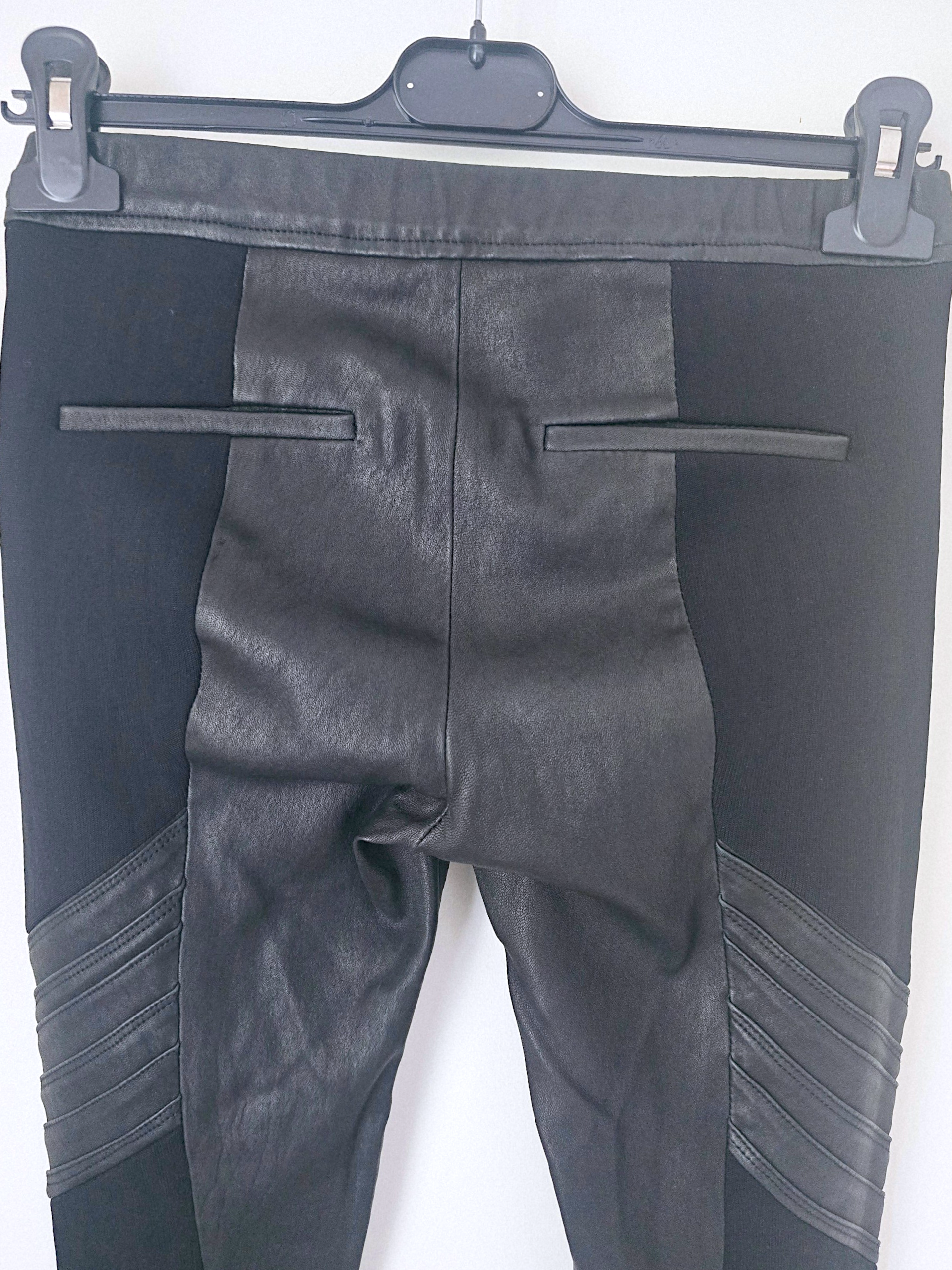 Legging noir bi-matière avec cuir - 𝐌𝐚𝐫𝐢𝐧𝐚𝟒𝟒𝐟𝐚𝐦𝐢𝐥𝐲