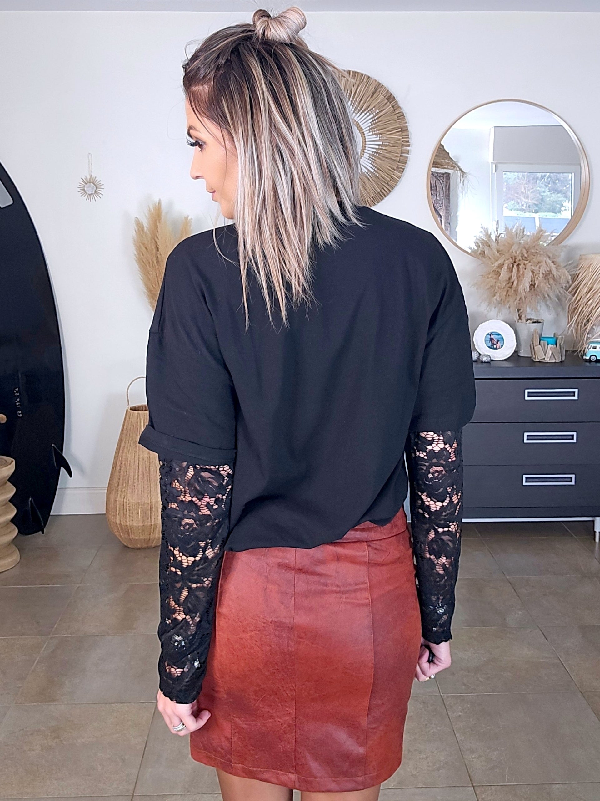 T-shirt noir manches dentelles - 𝐌𝐚𝐫𝐢𝐧𝐚𝟒𝟒𝐟𝐚𝐦𝐢𝐥𝐲